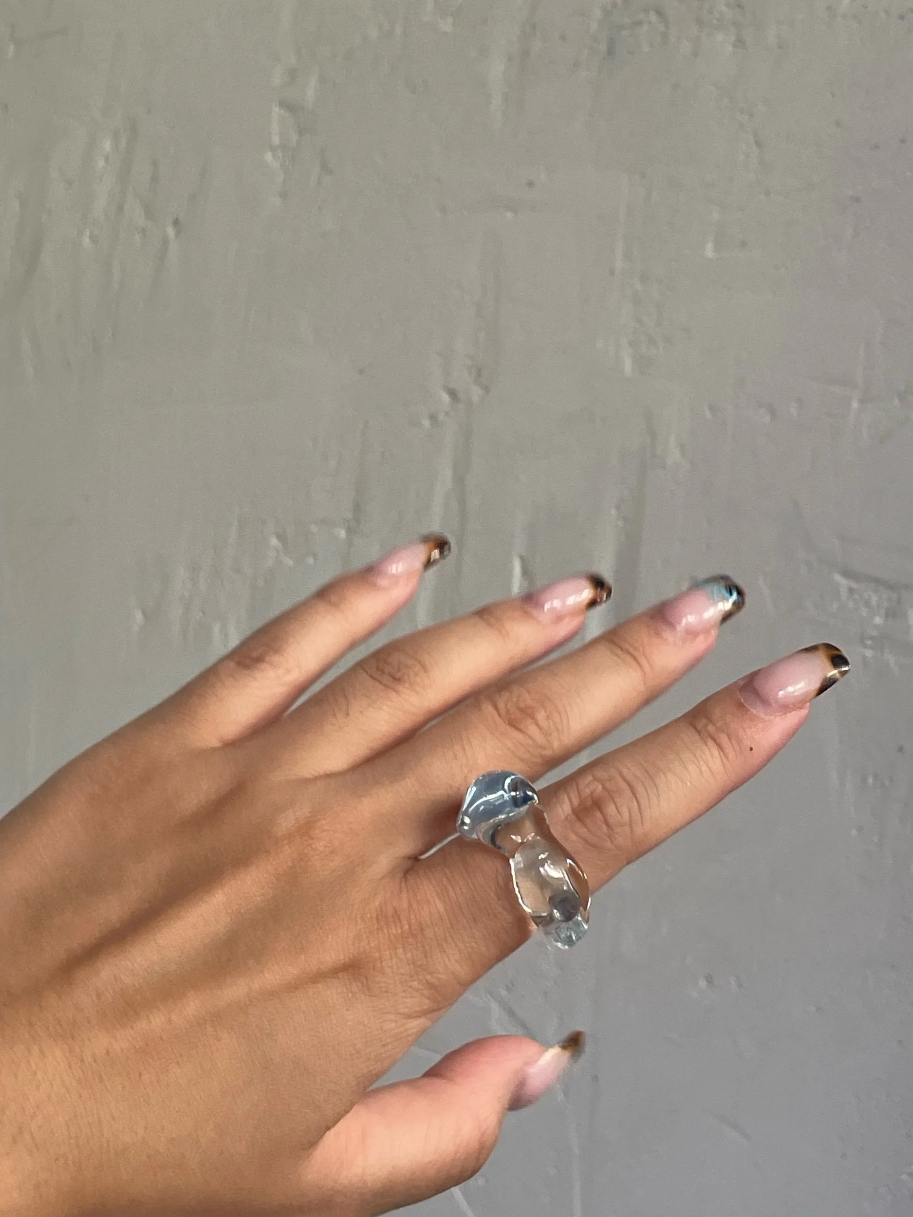 Anillo de vidrio de borosilicato azul. Blessed Eye Studio.