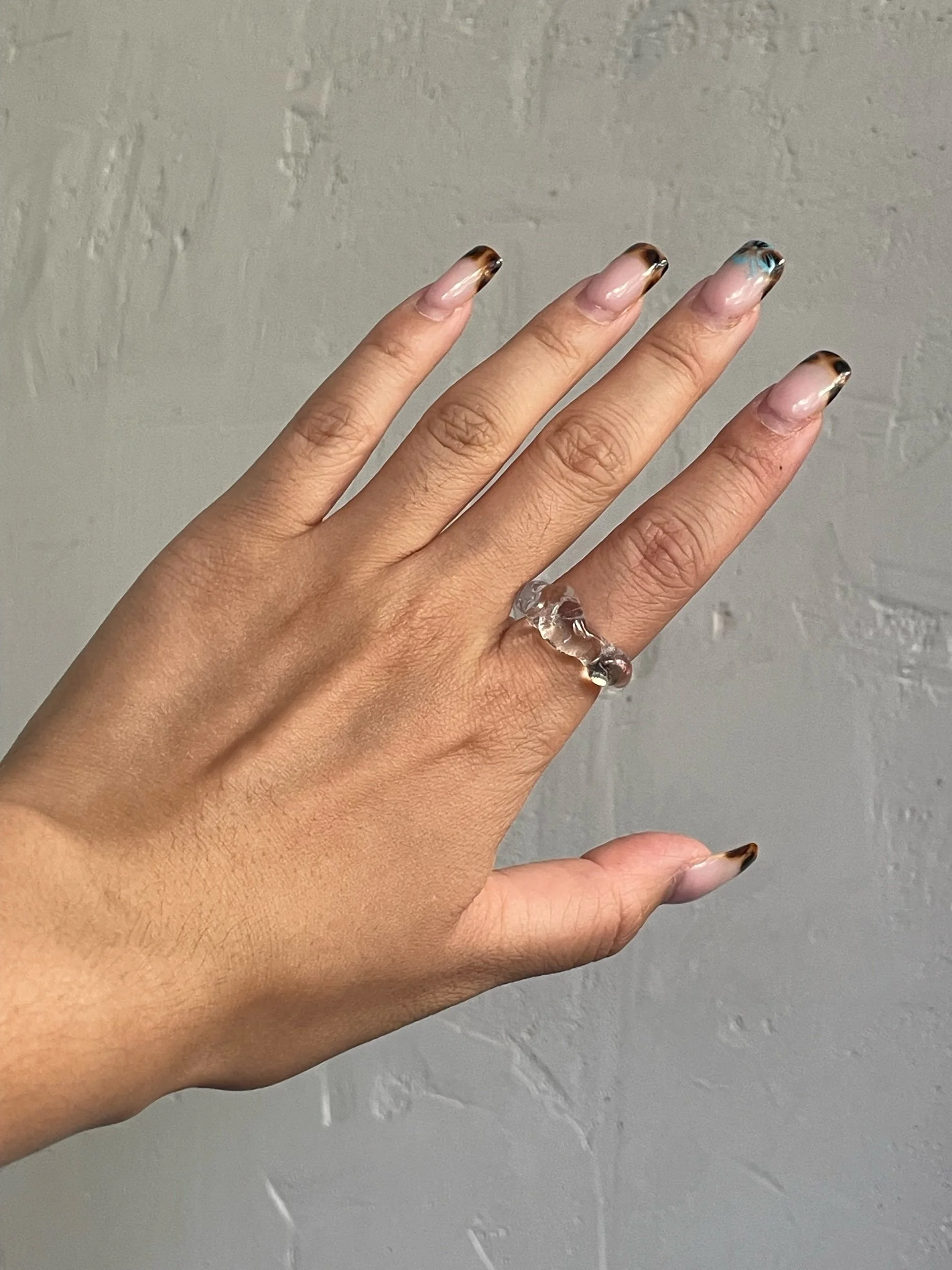 Anillo de vidrio de borosilicato transparente con formas orgánicas.  Un esencial de Blessed Eye, delicado, sencillo, vivo.  MADRID