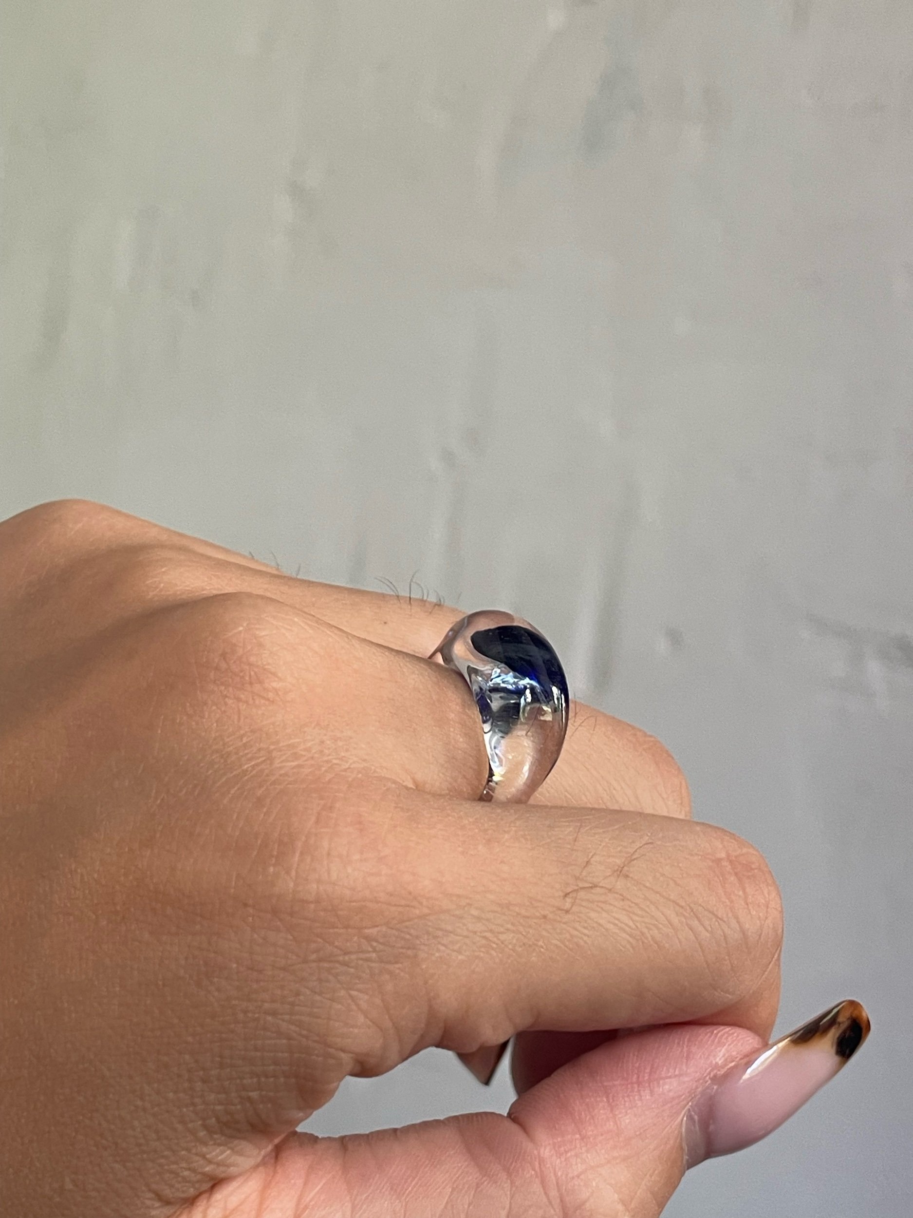 Anillo encapsulado de vidrio de borosilicato  azul. Blessed Eye Studio Madrid. Tienda y cursos