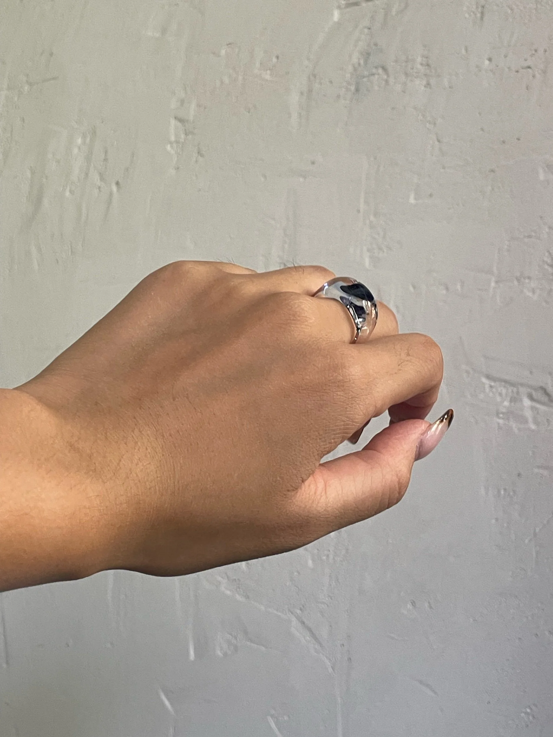 Anillo encapsulado de vidrio de borosilicato  azul. Blessed Eye Studio Madrid. Tienda y cursos