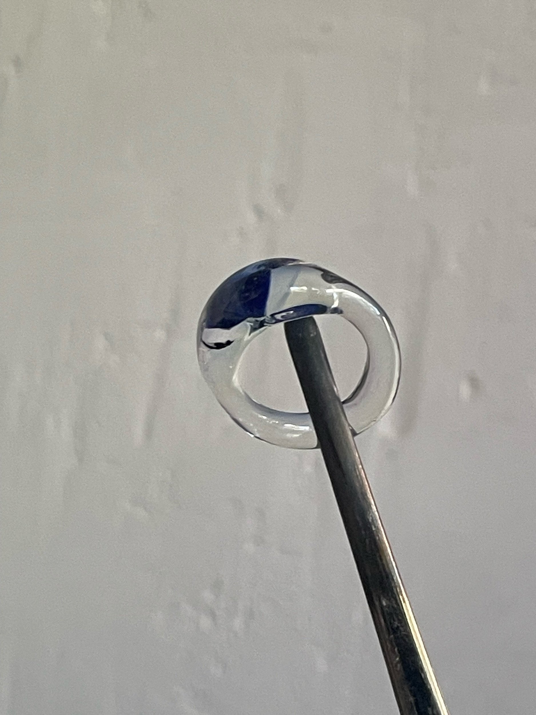 Anillo encapsulado de vidrio de borosilicato  azul. Blessed Eye Studio Madrid. Tienda y cursos