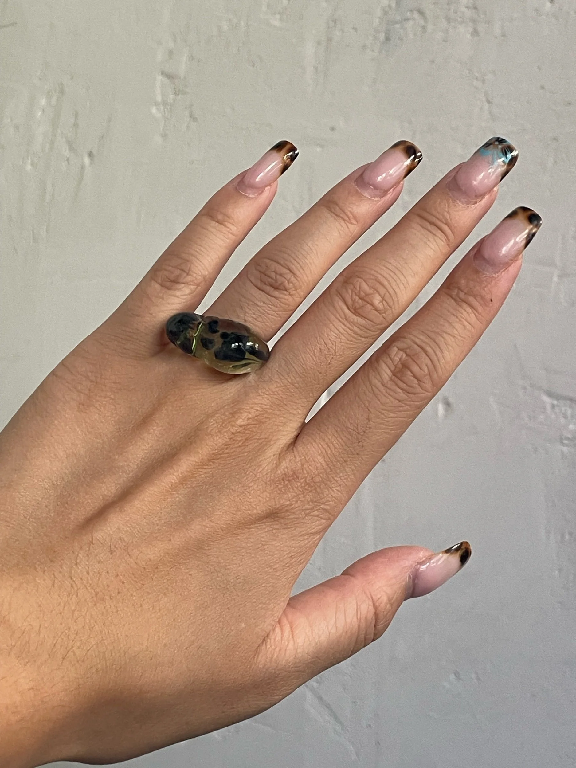 Anillo encapsulado de vidrio de borosilicato verde y azul. Blessed Eye Studio Madrid. Tienda y cursos