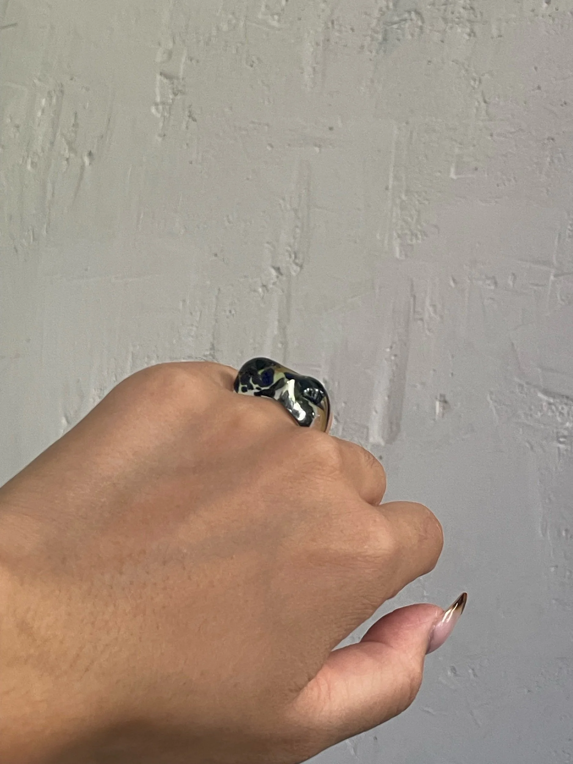 Anillo encapsulado de vidrio de borosilicato verde y azul. Blessed Eye Studio Madrid. Tienda y cursos