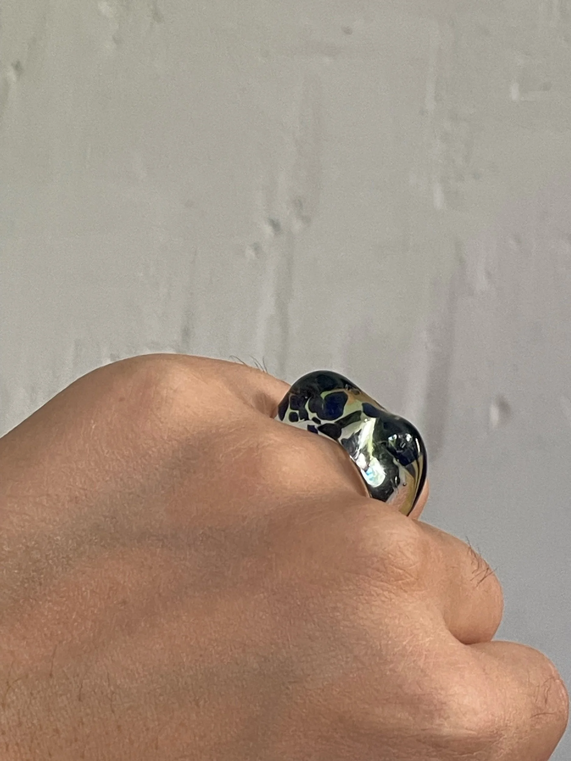 Anillo encapsulado de vidrio de borosilicato verde y azul. Blessed Eye Studio Madrid. Tienda y cursos