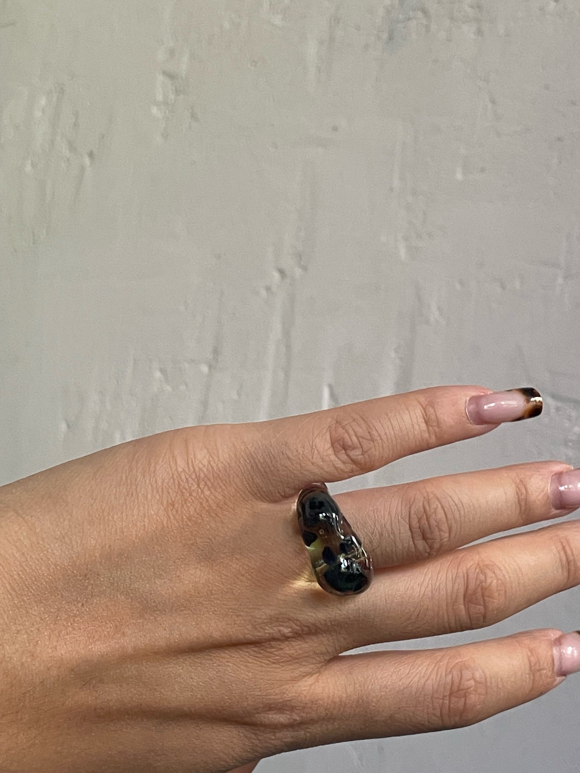 Anillo encapsulado de vidrio de borosilicato verde y azul. Blessed Eye Studio Madrid. Tienda y cursos