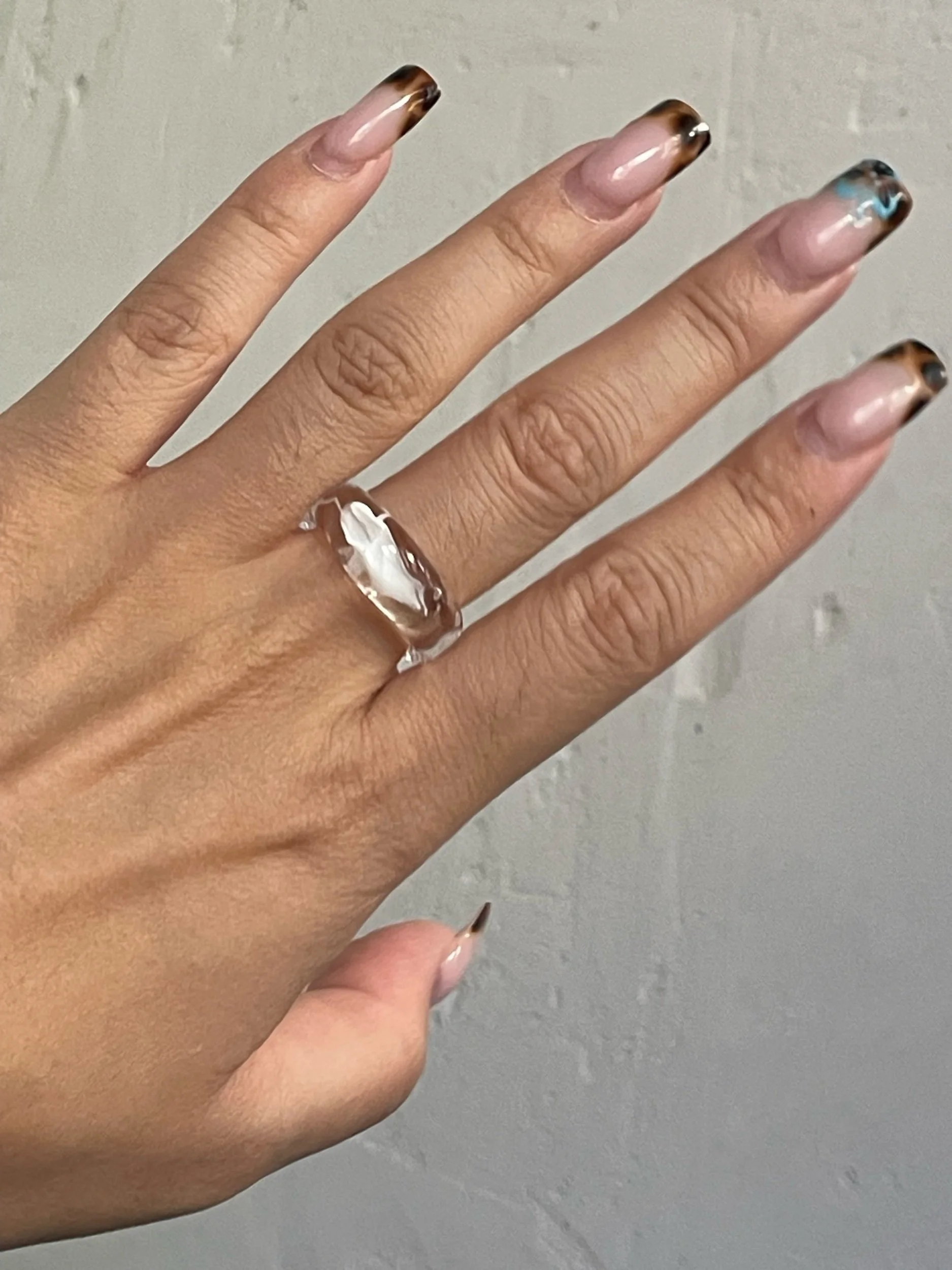 Anillo de vidrio de borosilicato encapsulado blanco. Tienda y talleres en Madrid.