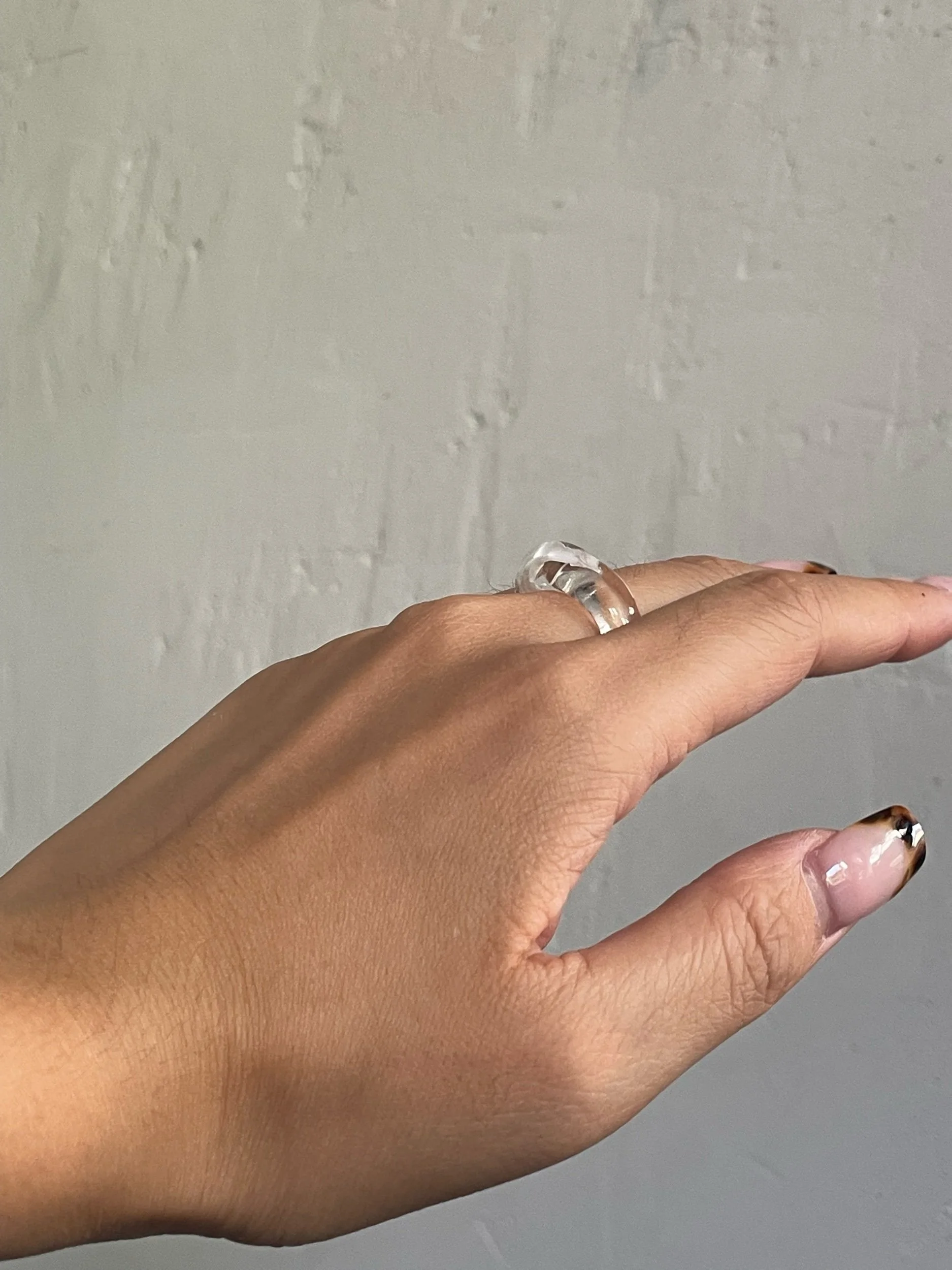 Anillo de vidrio de borosilicato encapsulado blanco. Tienda y talleres en Madrid.