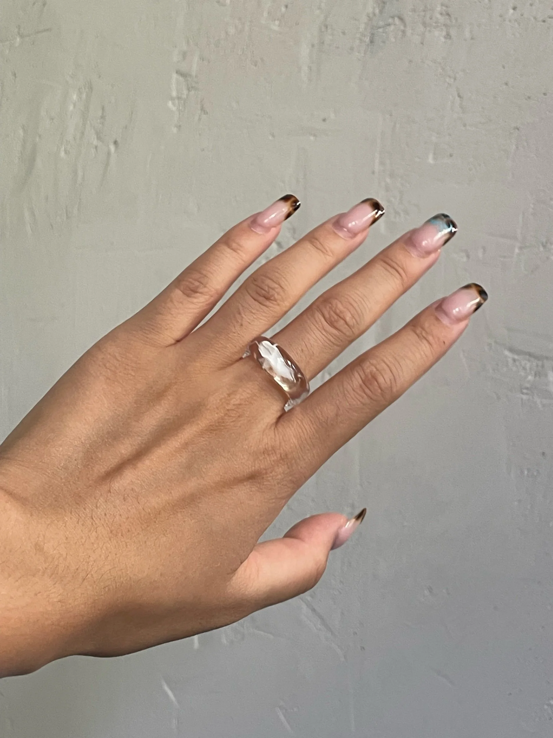 Anillo de vidrio de borosilicato encapsulado blanco. Tienda y talleres en Madrid.