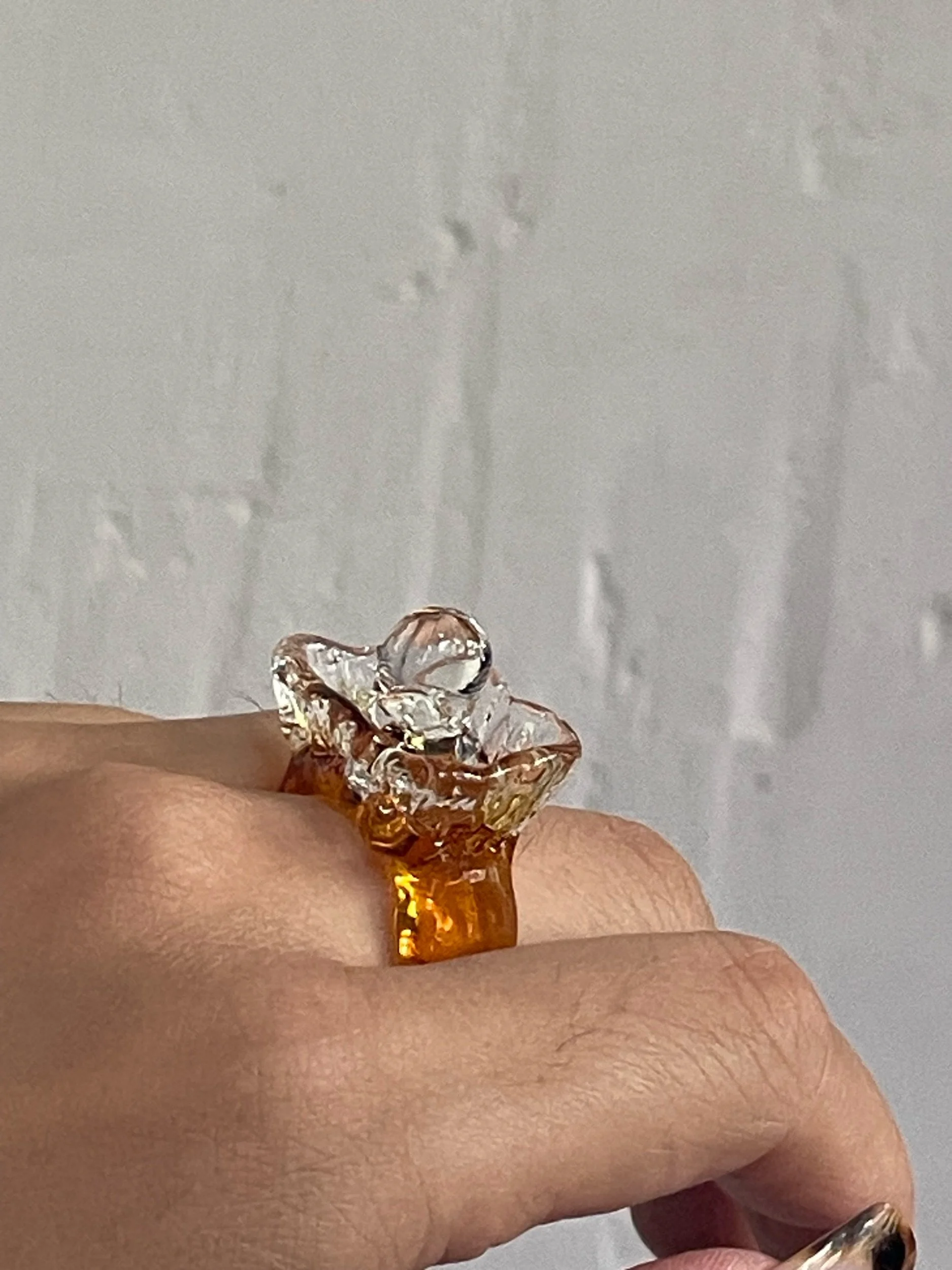 Anillo Blessed Eye envoltorio de caramelo. Fotografía con manos,