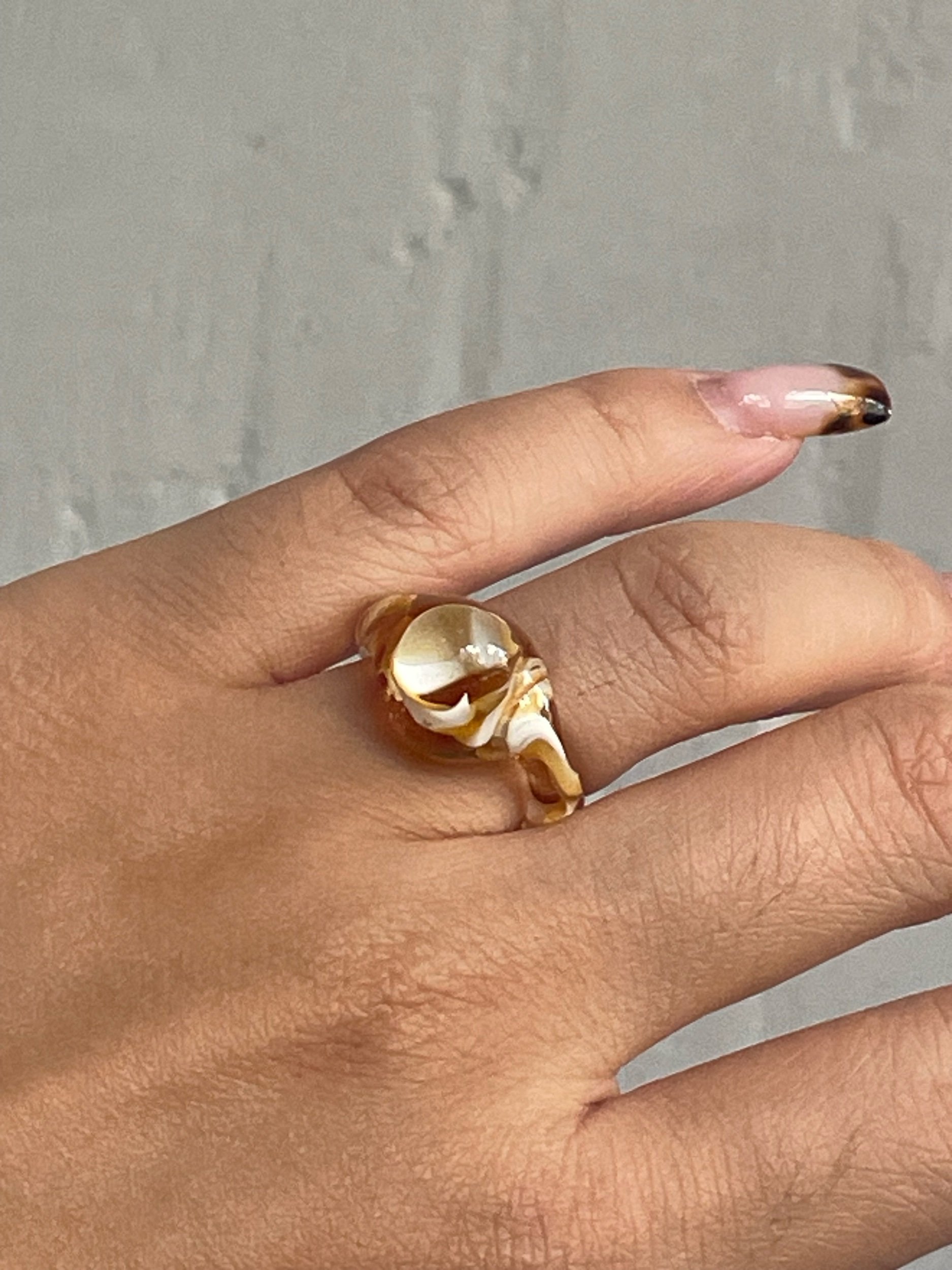 Anillo Blessed Eye Studio AMB Caramel. Anillo efecto caramelo.  Fotografía con manos,