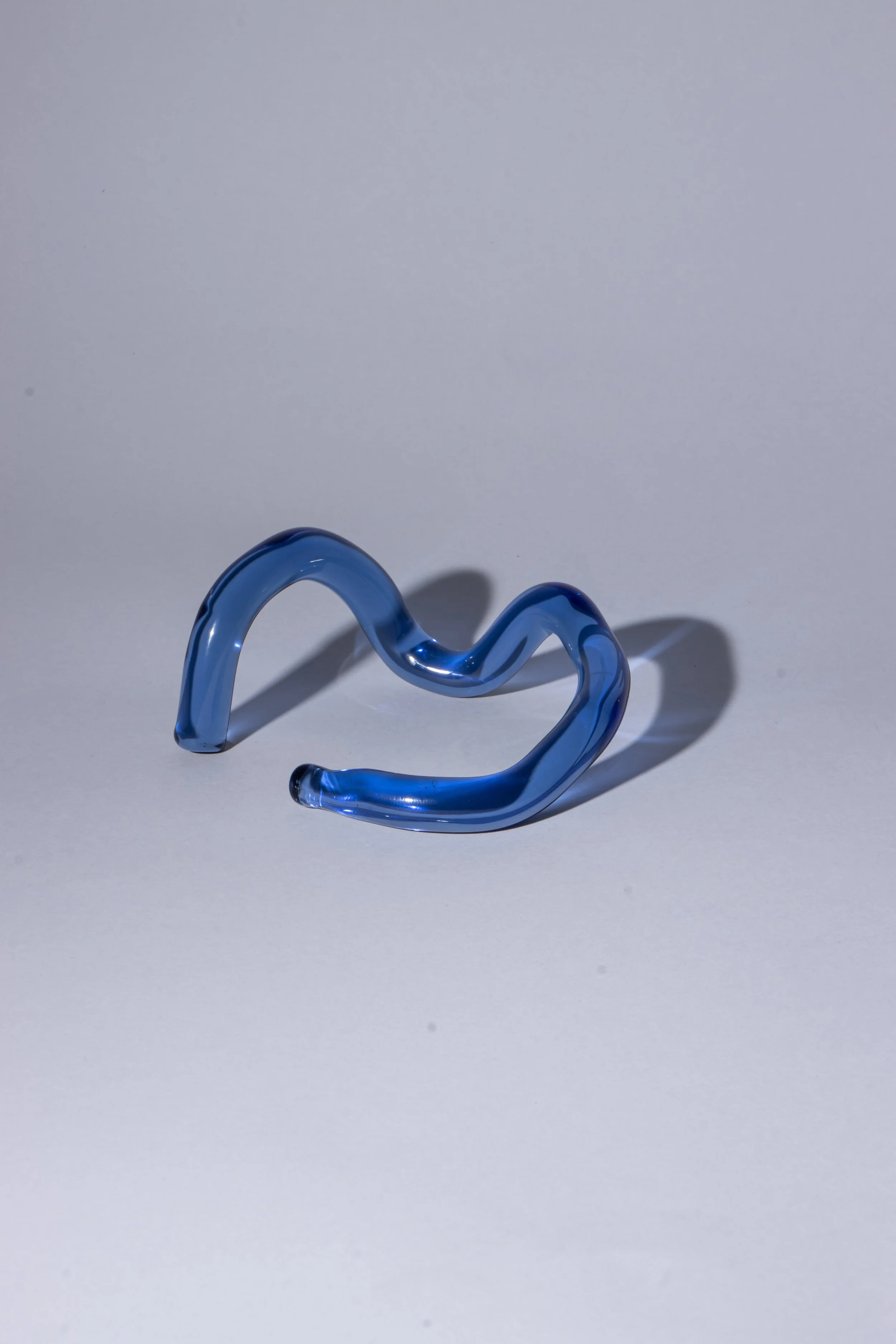 Brazalete SHUI Brazalete de vidrio azul orgánico.jpg