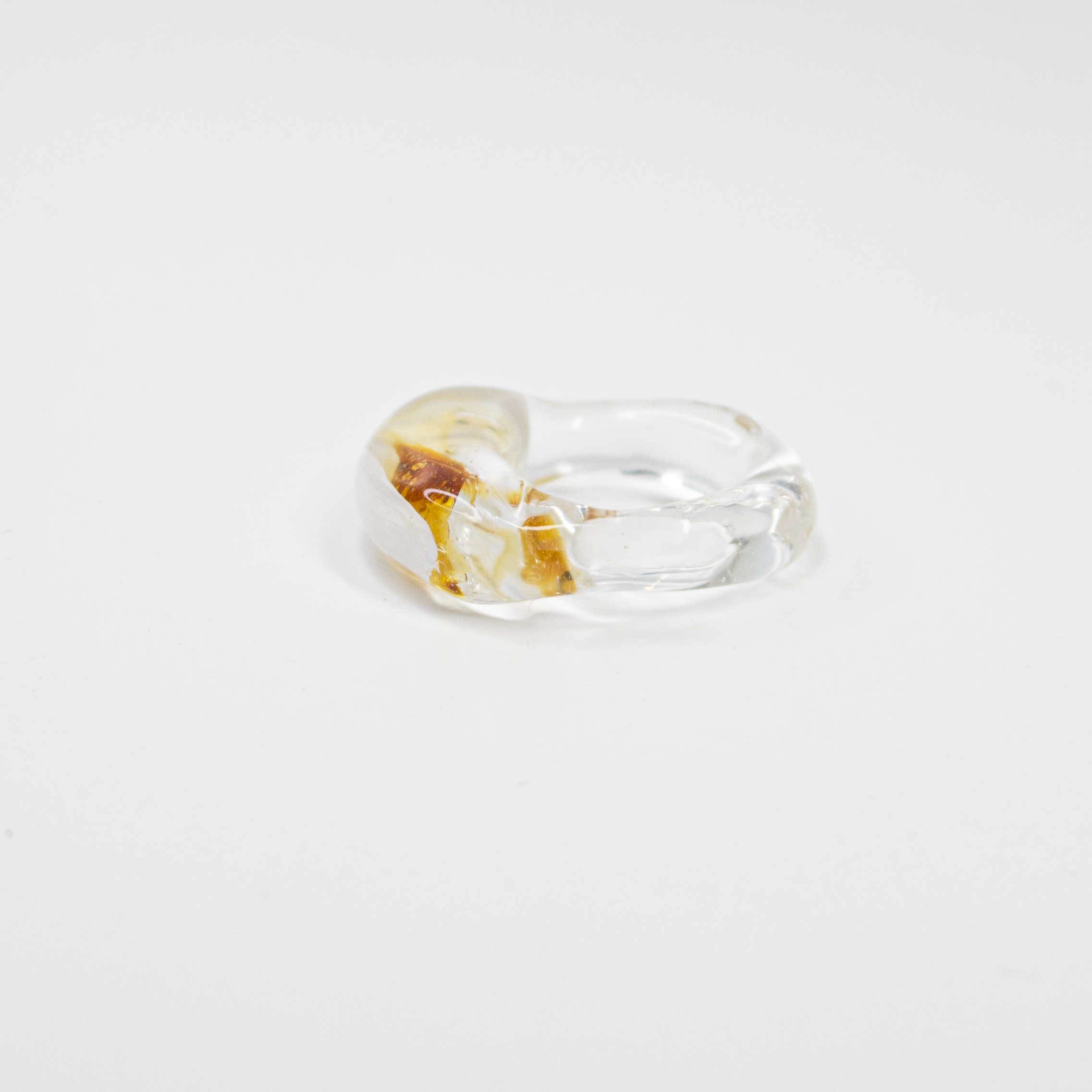 Anillo Encapsulado ambar. Anillo de vidrio de borosilicato. Blessed Eye Studio. Madrid. Talla 12.png