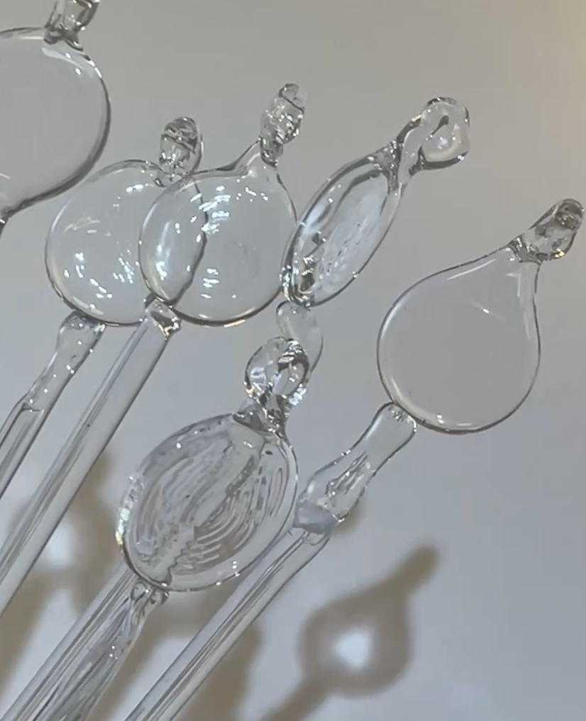Charm de vidrio y ritual del té ➶⊹ ࣪ ˖