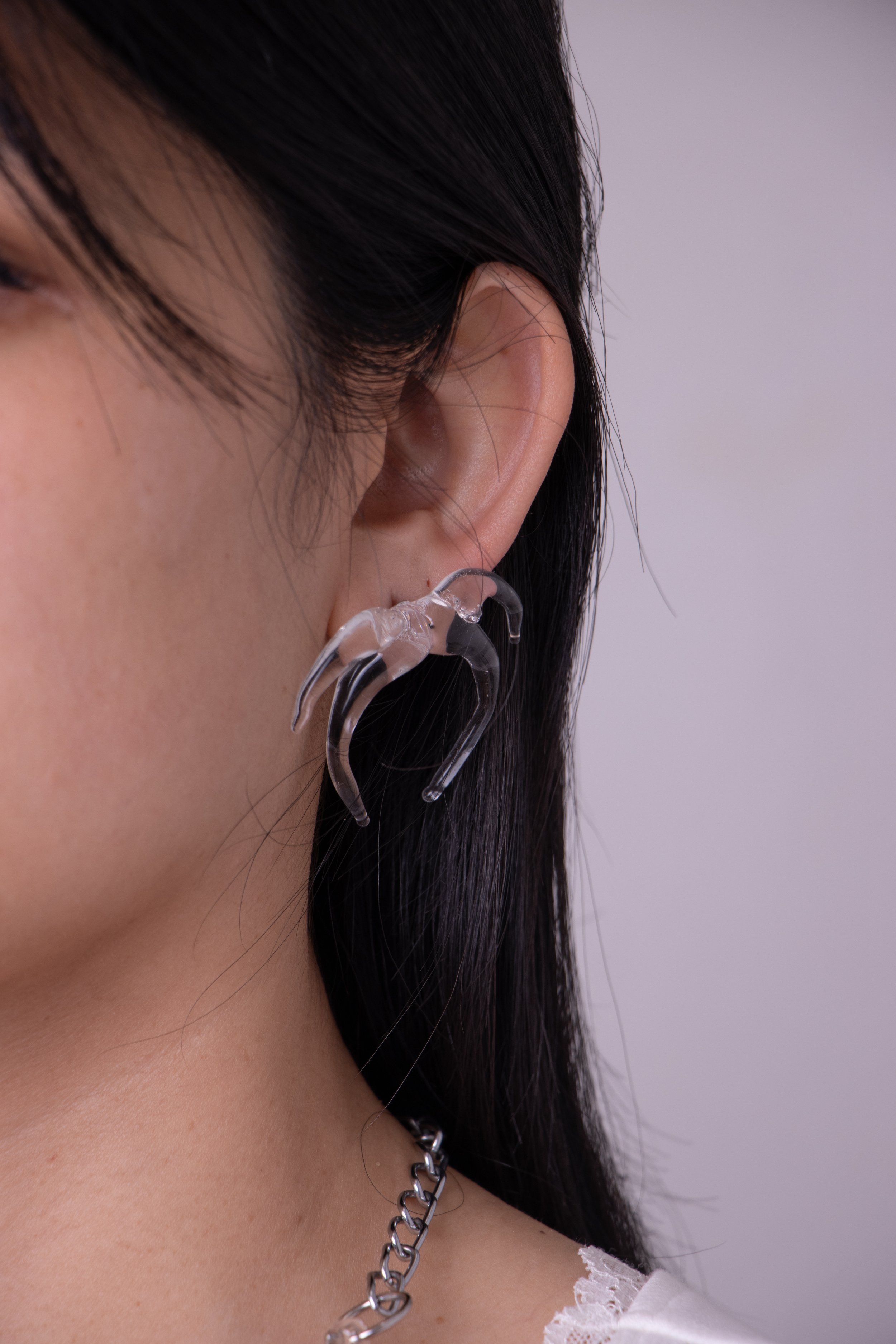 Pendientes araña transparentes y collar orgánico transparente. Modelo Close-up..jpg