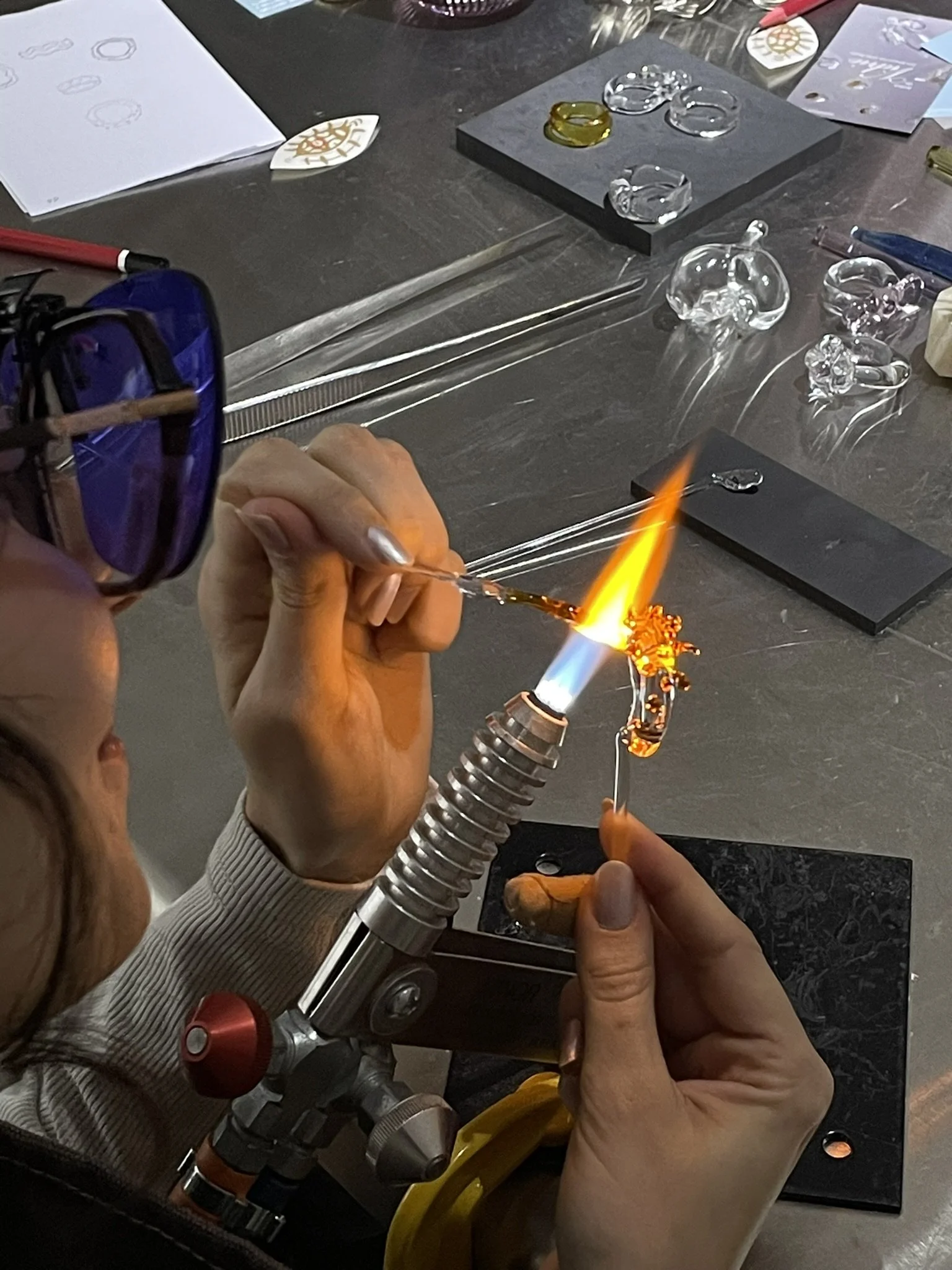Vidrio flameworking. Proceso de hacer un anillo en vidrio de borosilicato en Madrid.