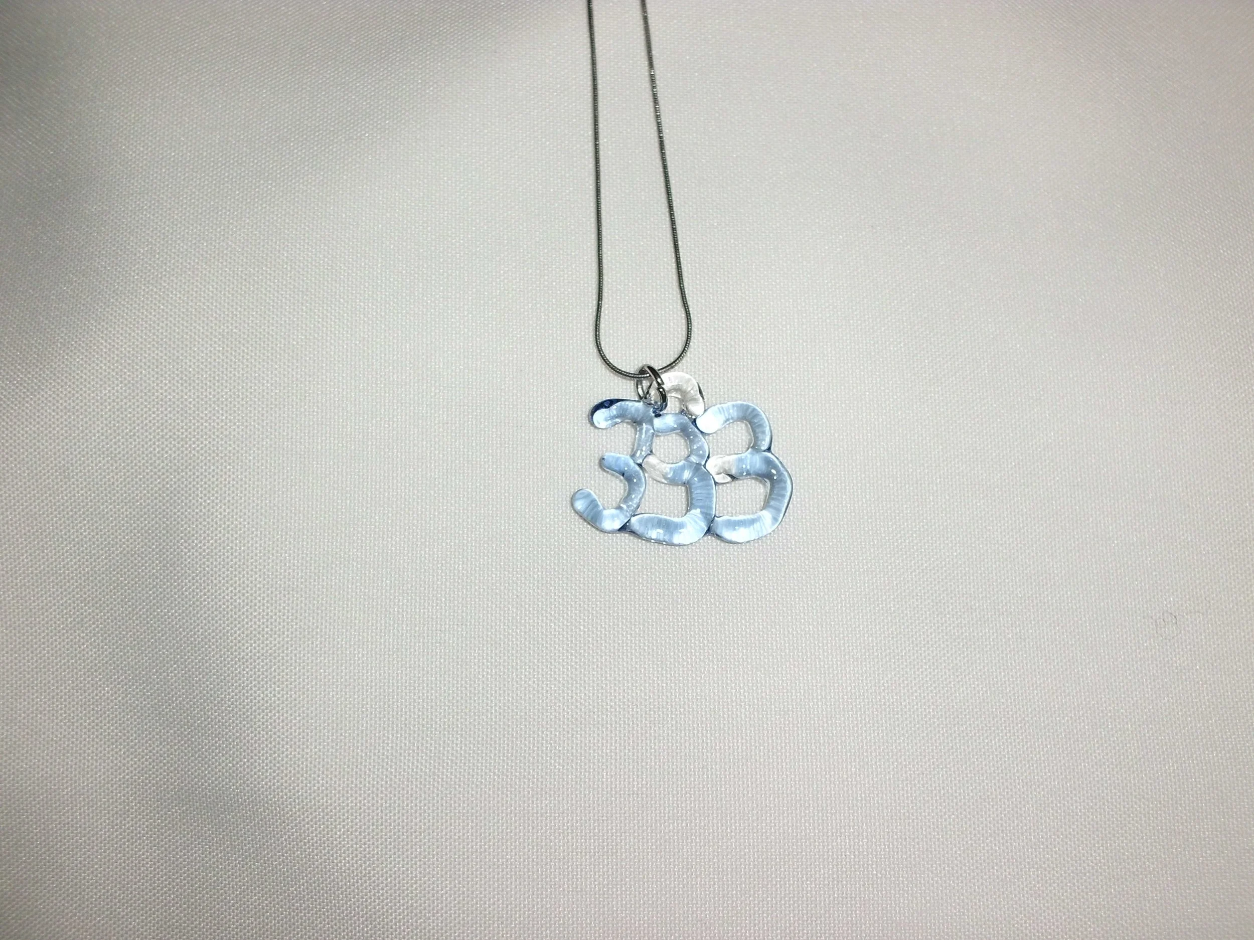 Collar números de la suerte en vidrio transparente colorado, Blessed Eye Studio, Madrid