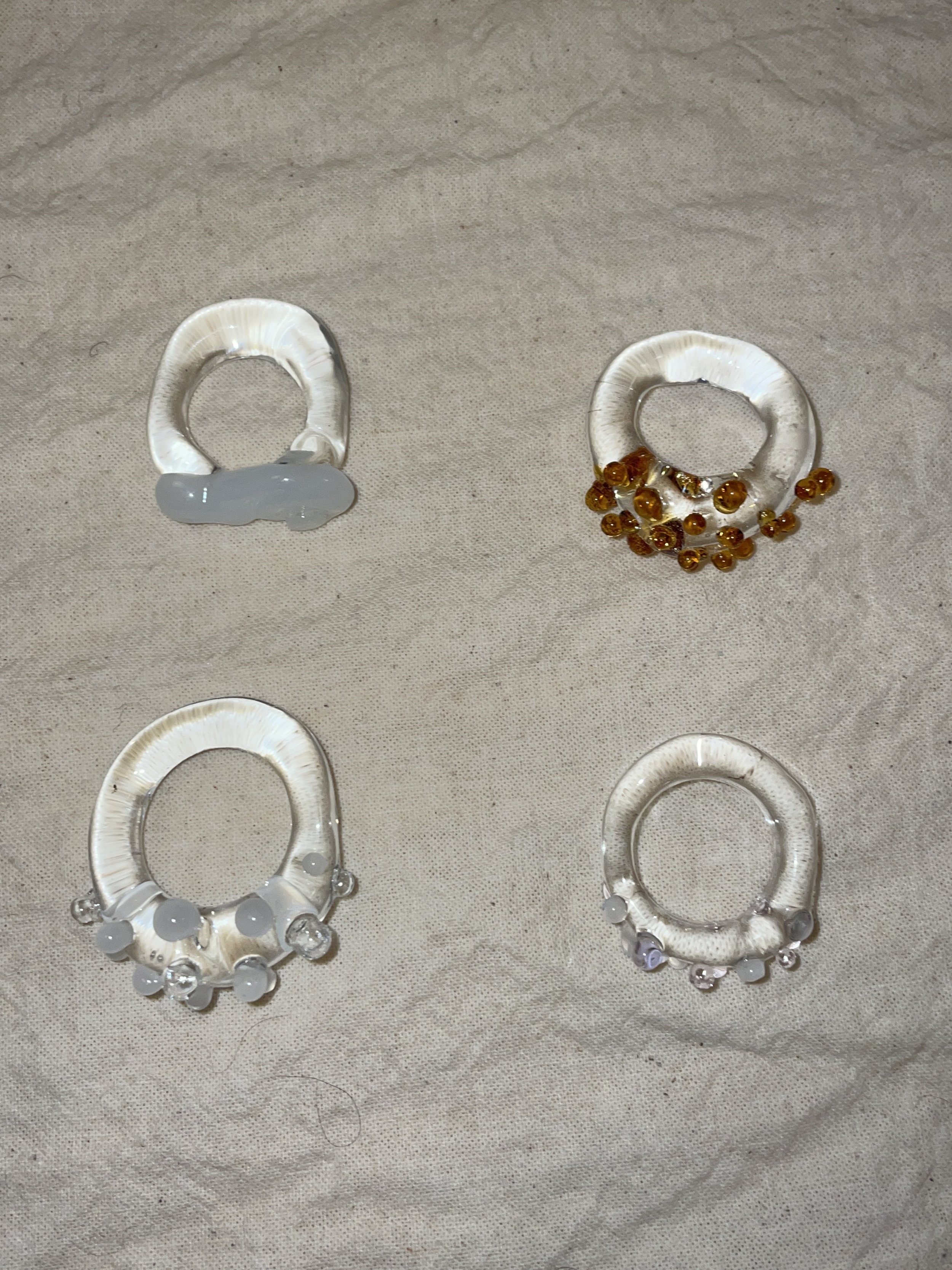 Anillos hecho por alumnas de taller de vidrio.JPG
