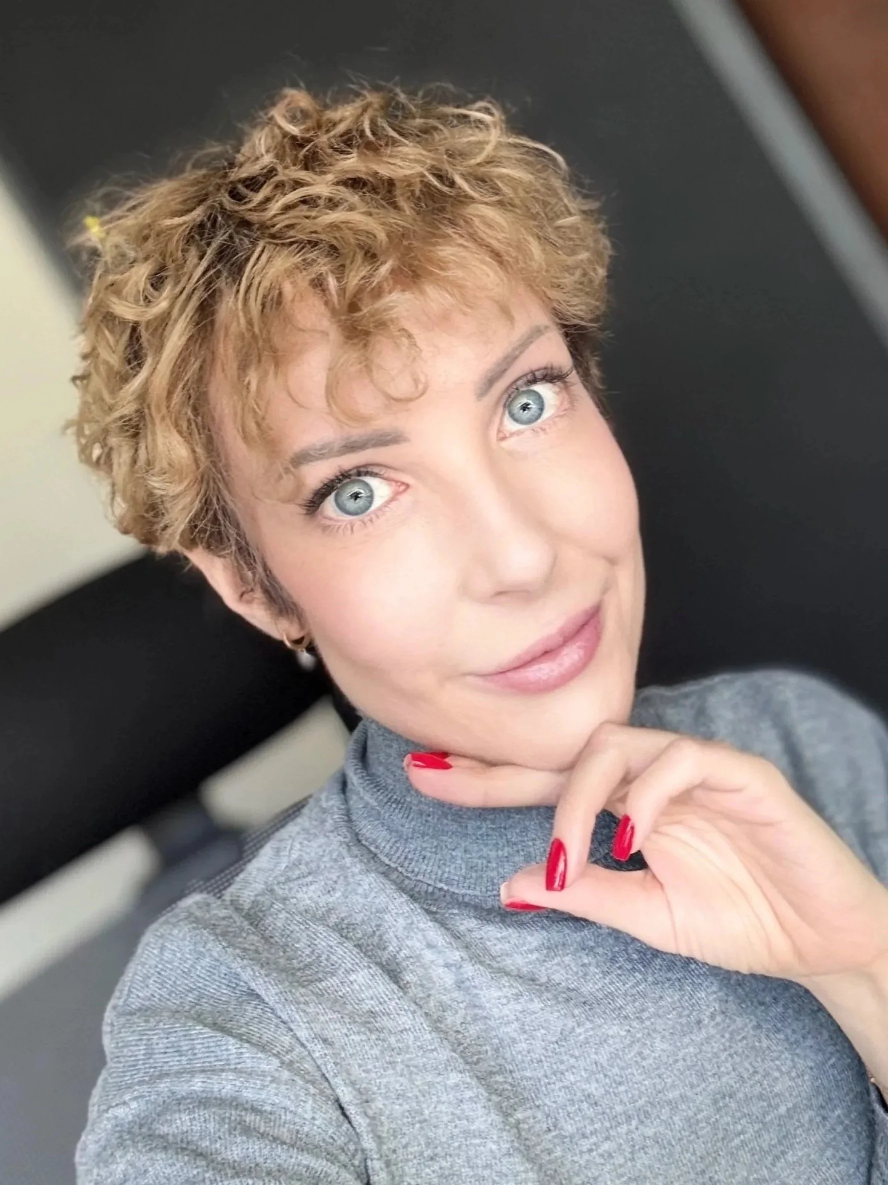 Magda Ratuszna, portret z krótkimi kręconymi włosami