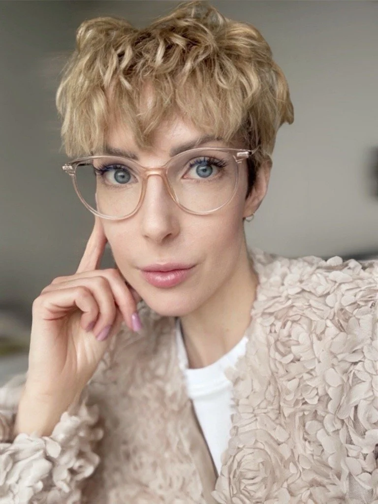 Magda Ratuszna, portret w jasnych okularach