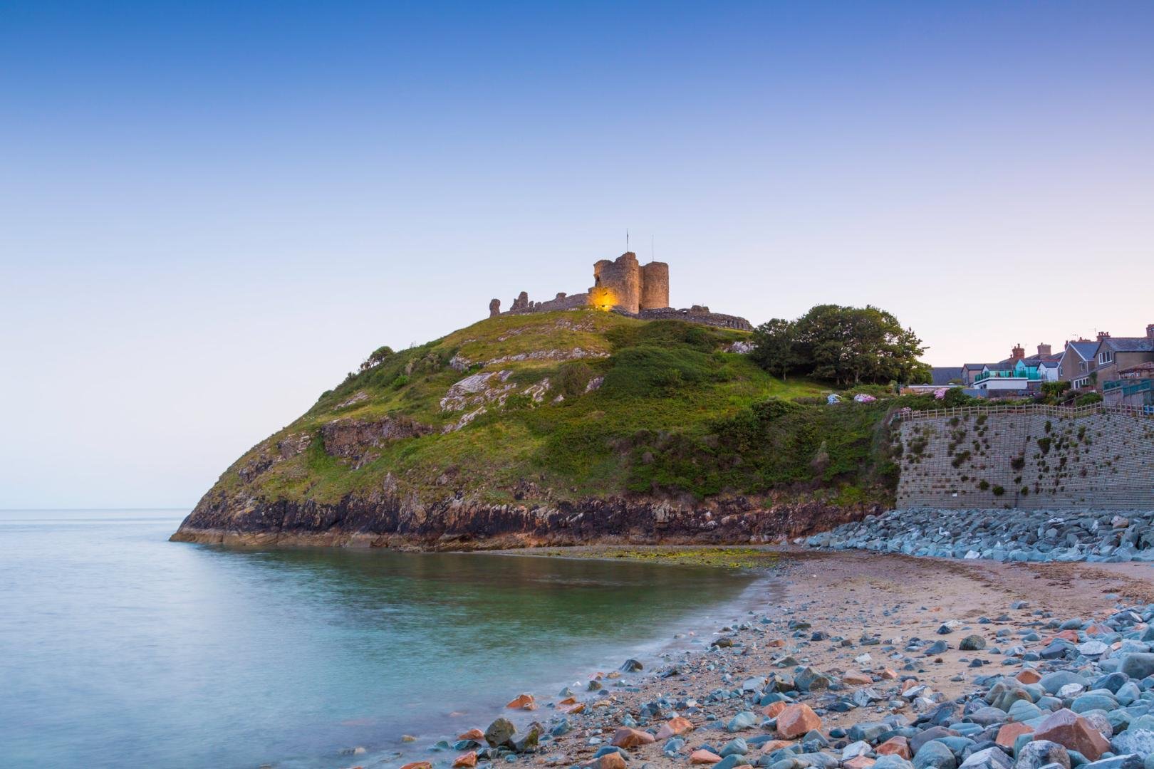 Criccieth-Castle_distance-crop.jpg
