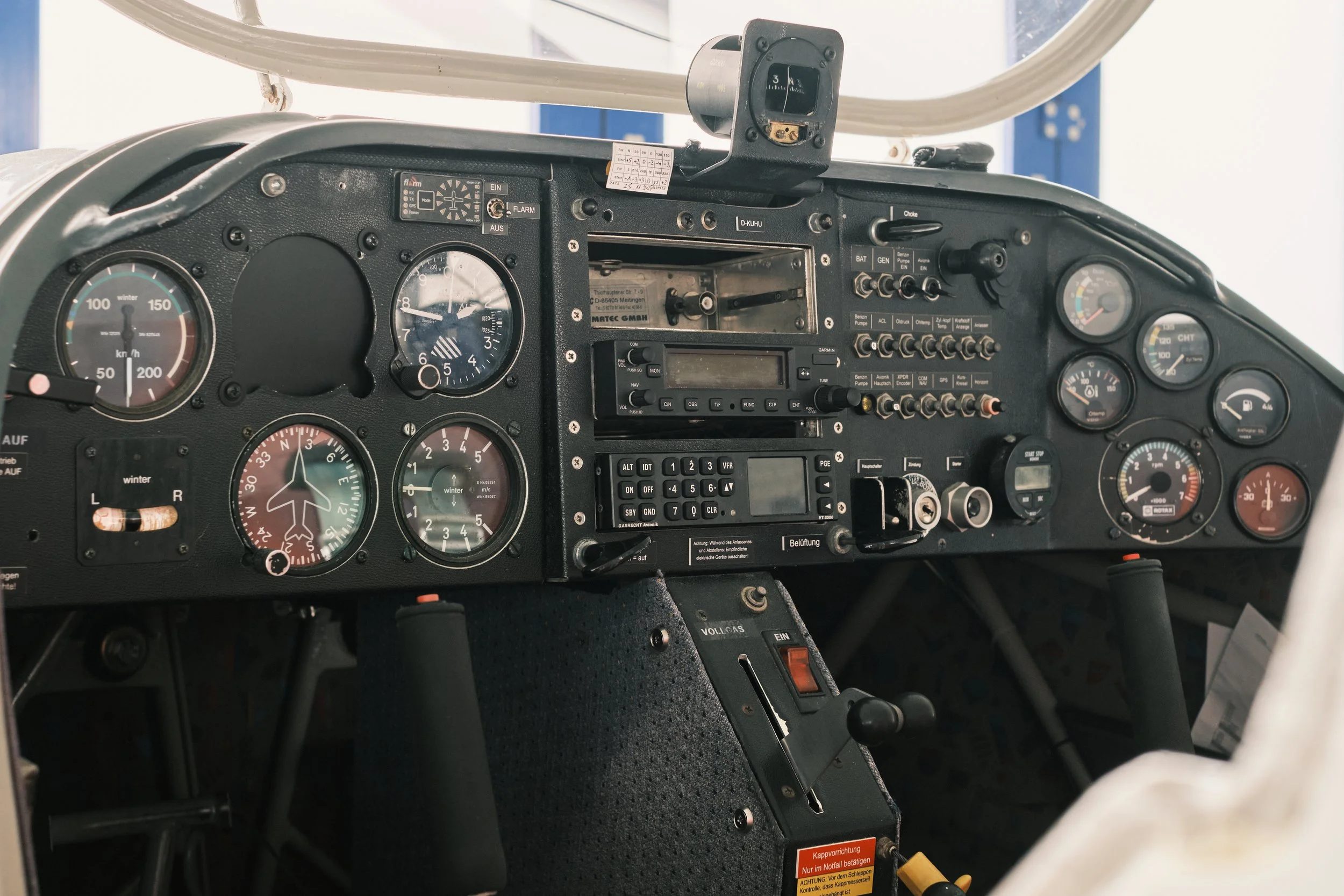 Das Cockpit eines Flugzeugs mit verschiedenen Instrumenten und Anzeigen.