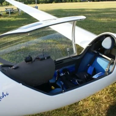 Ein Tragschrauber auf einer Wiese