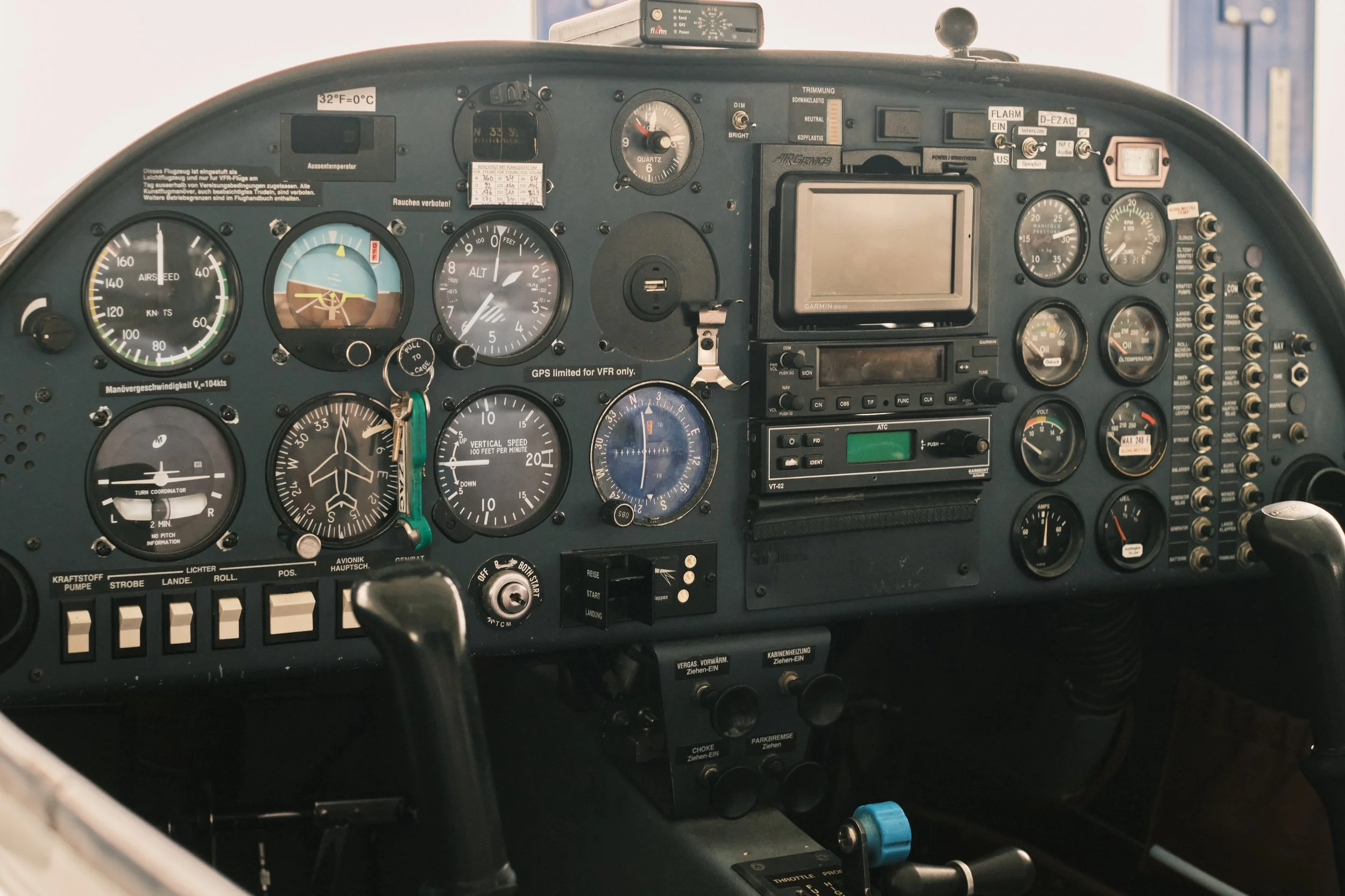 Flugzeugcockpit mit Instrumenten, Anzeigen und Steuerknüppeln.