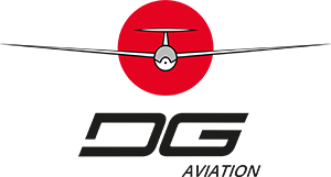 Ein Flugzeug im Flug, vor einem roten Hintergrund.