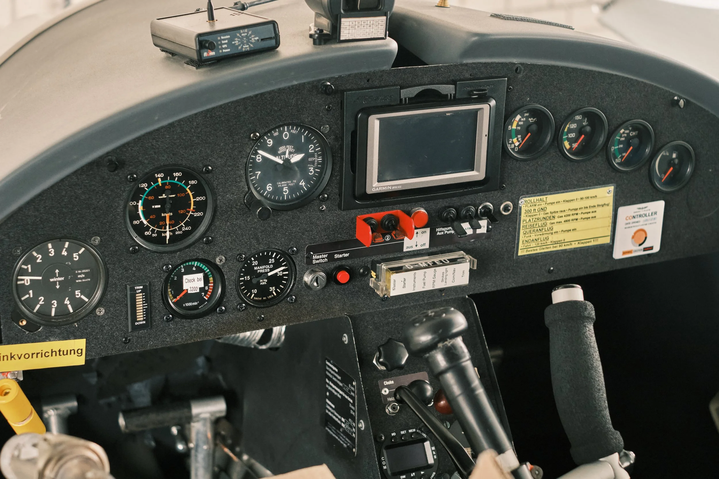 Instrumententafel und Steuerung eines Flugzeugs mit Anzeigeinstrumenten, Garmin GPS und Kontrollschilder in einer Flugzeugcockpit.