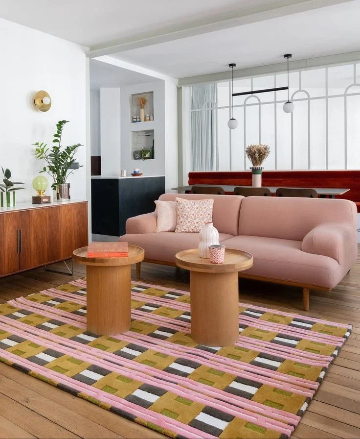 Inspiration de décoration d'intérieur à Tours pour un salon élégant et contemporain en rose et moutarde