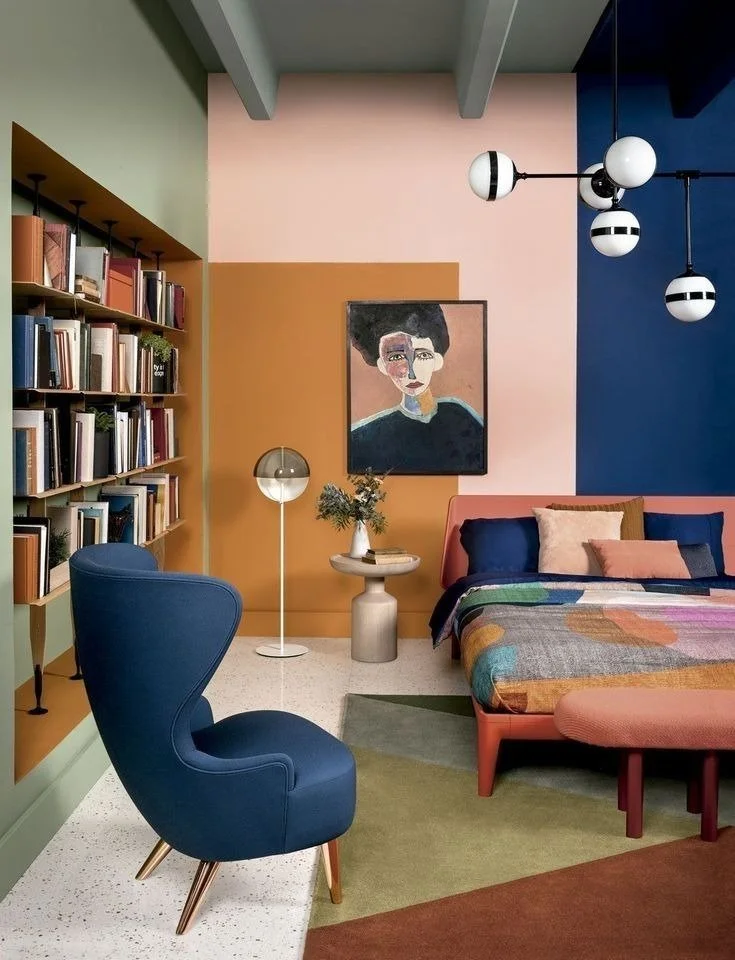 Une inspiration d'une décoratrice d'intérieur à Tours pour une chambre colorée et apaisante dans des tons de bleu et de moutarde avec un fauteuil bleu au premier plan