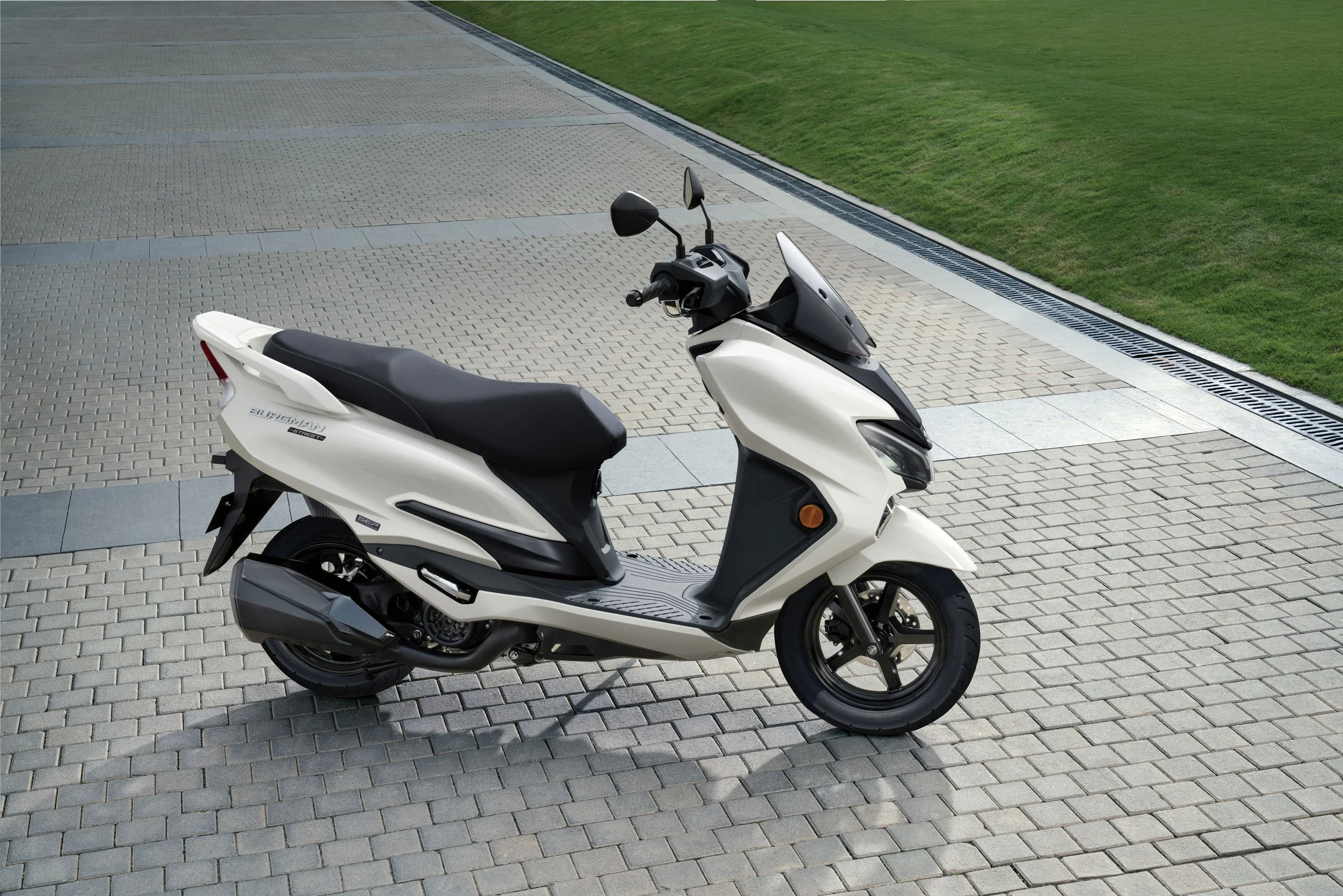 BURGMAN_STREET_125_M7_action08.jpg