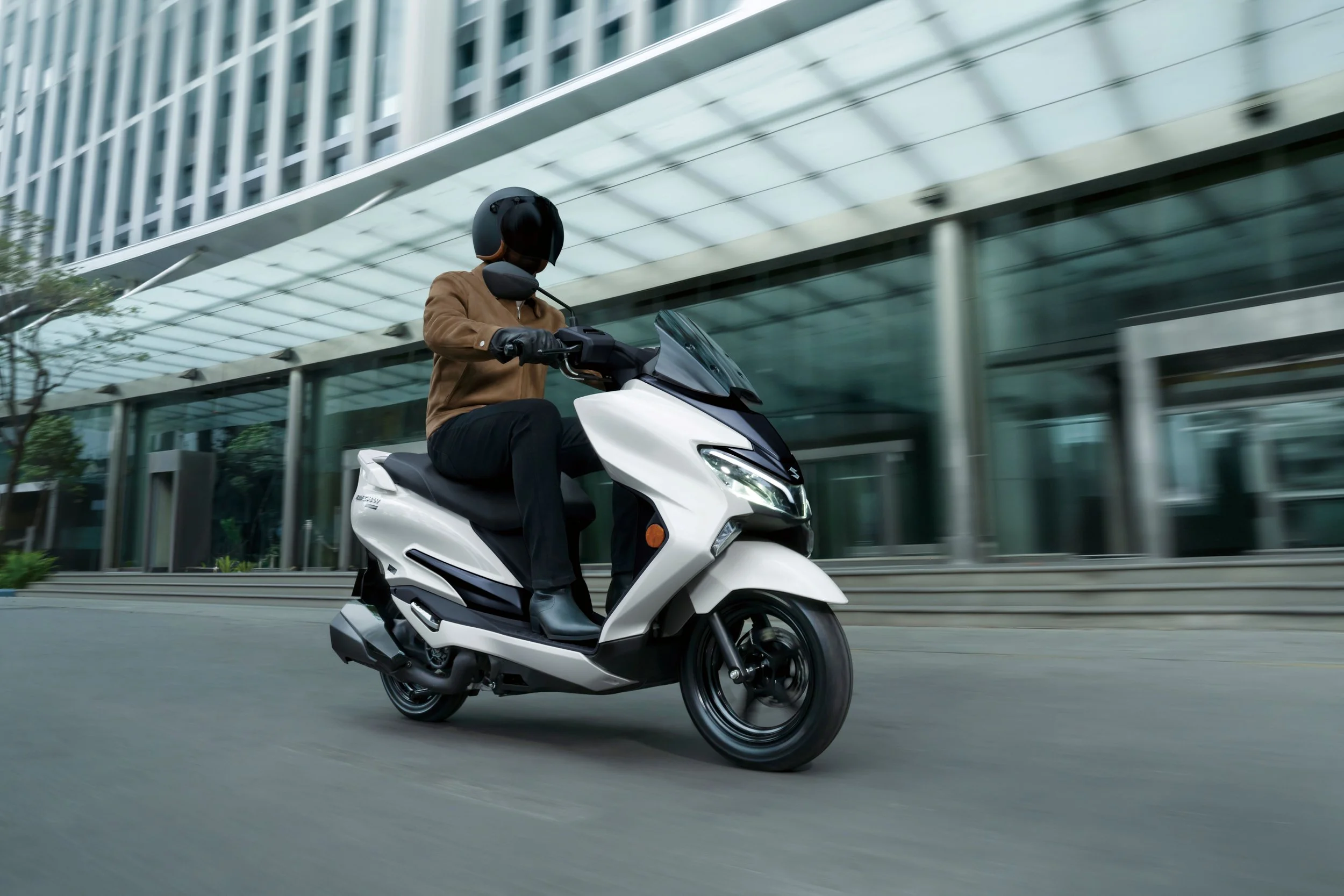 BURGMAN_STREET_125_M7_action03.jpg