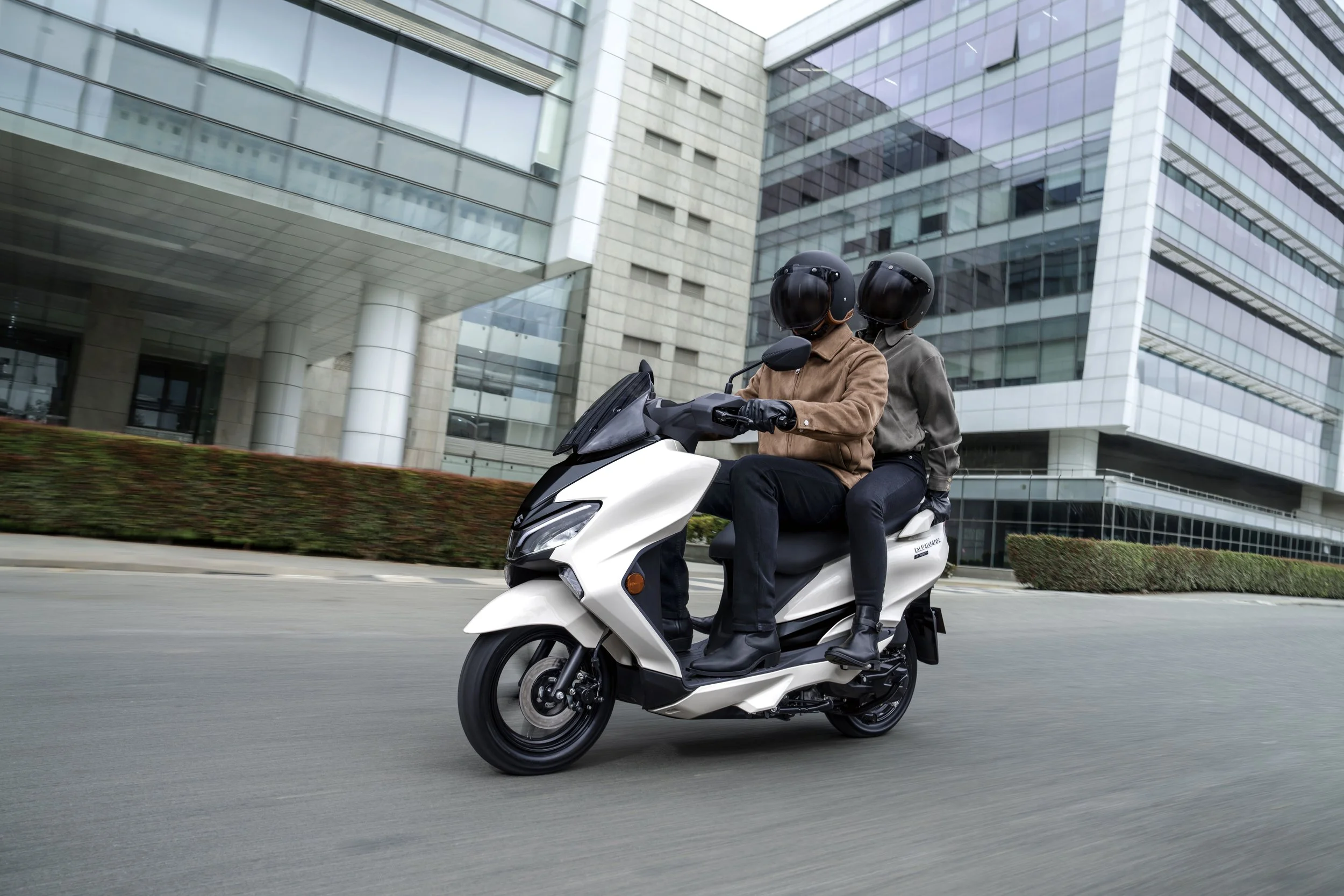 BURGMAN_STREET_125_M7_action04.jpg