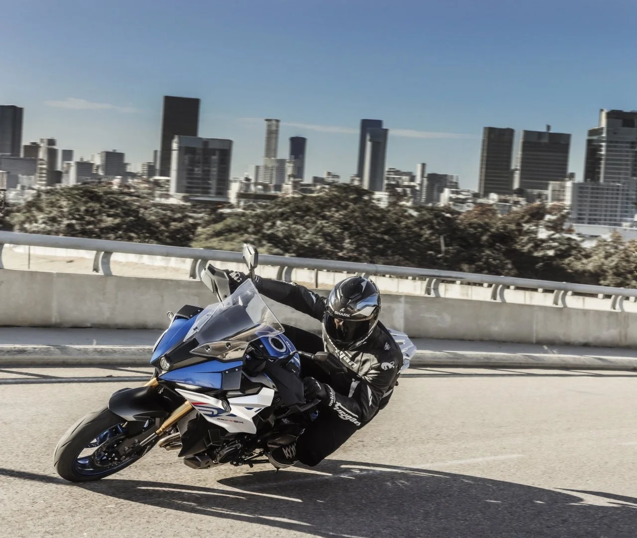 GSX-S1000GX_M6_Action_04_dl_1280.jpg