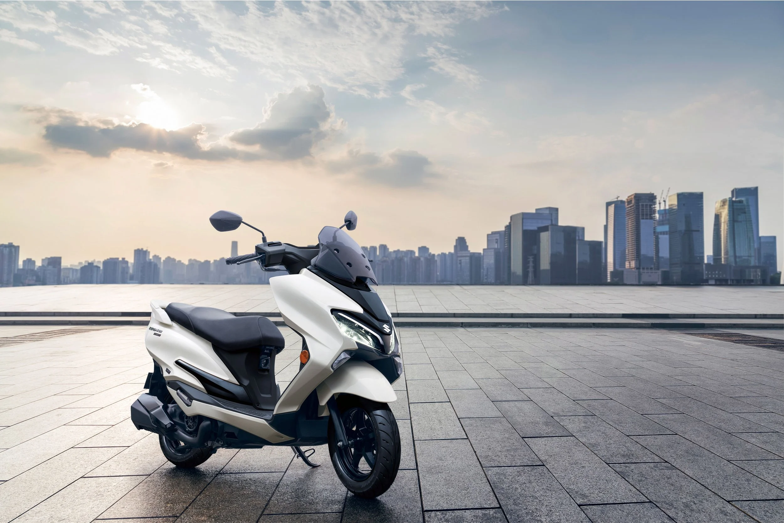 BURGMAN_STREET_125_M7_action01.jpg