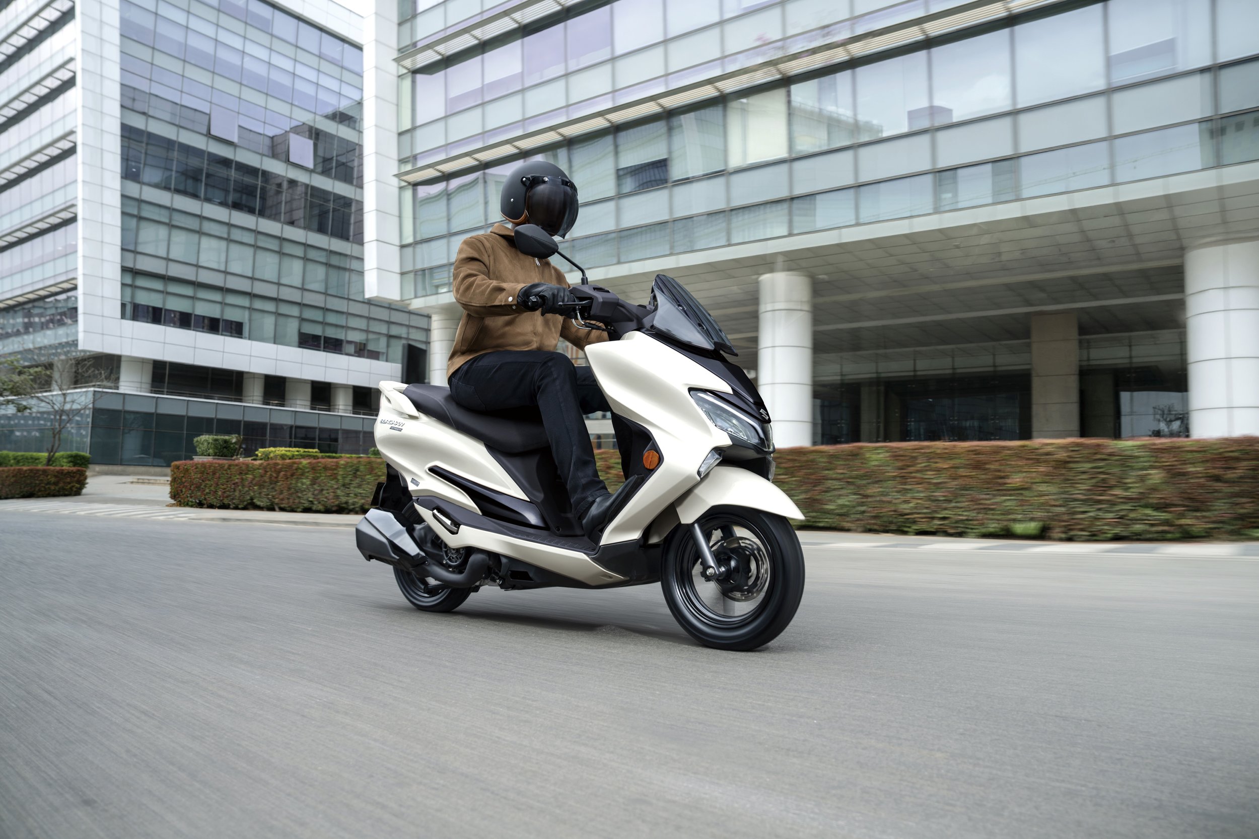 BURGMAN_STREET_125_M7_action06.jpg