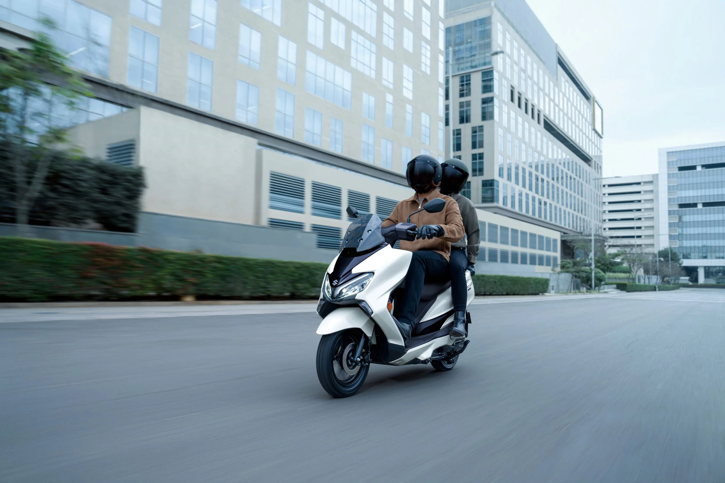 BURGMAN_STREET_125_M7_action07.jpg