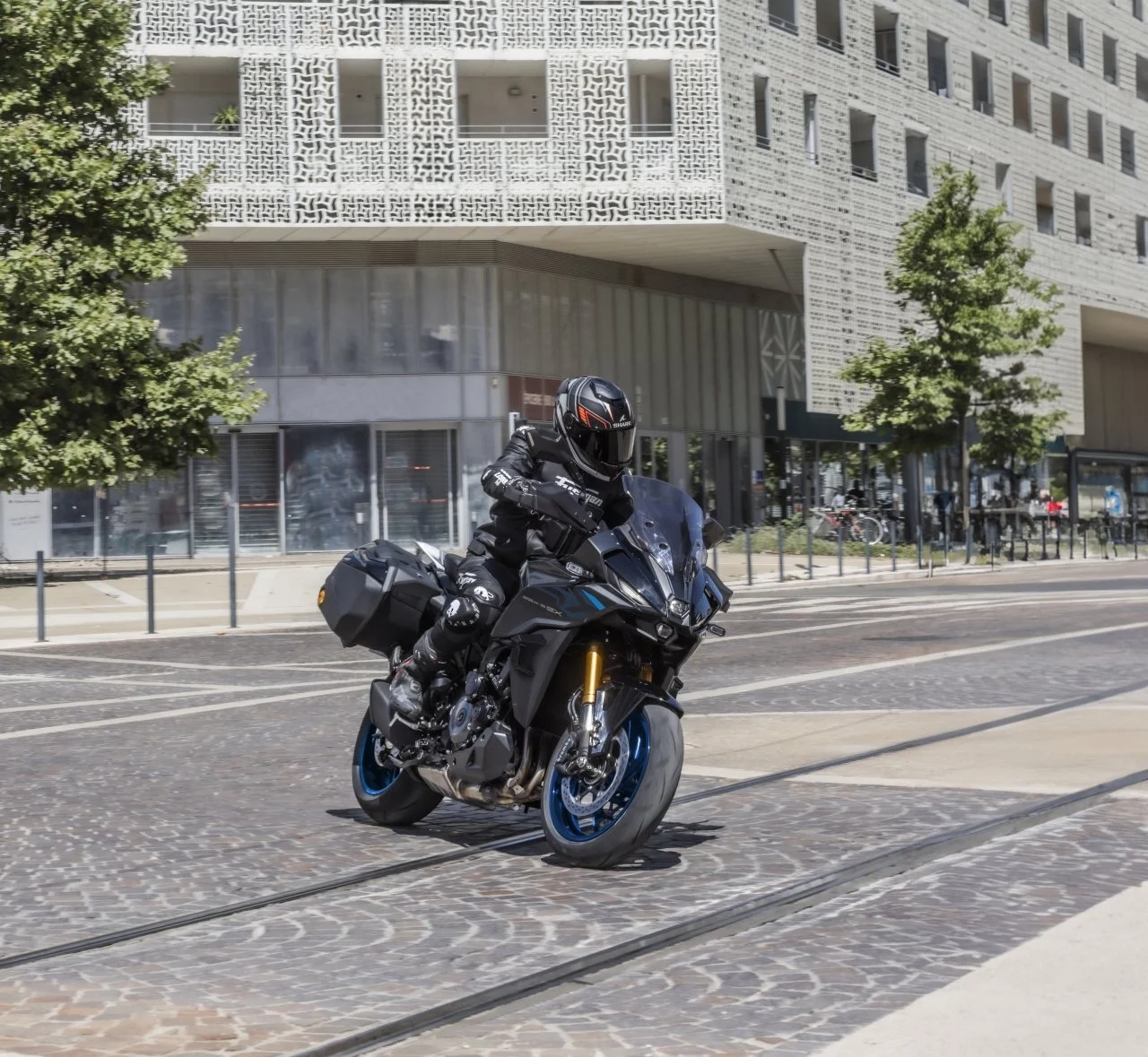 GSX-S1000GX_M6_Action_09_dl_1280.jpg