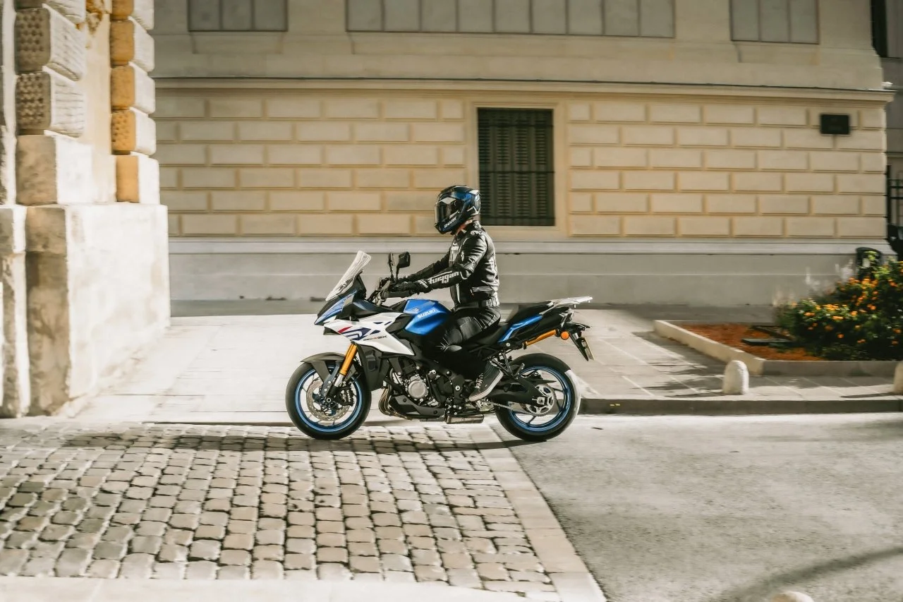 GSX-S1000GX_M6_Action_05_dl_1280.jpg