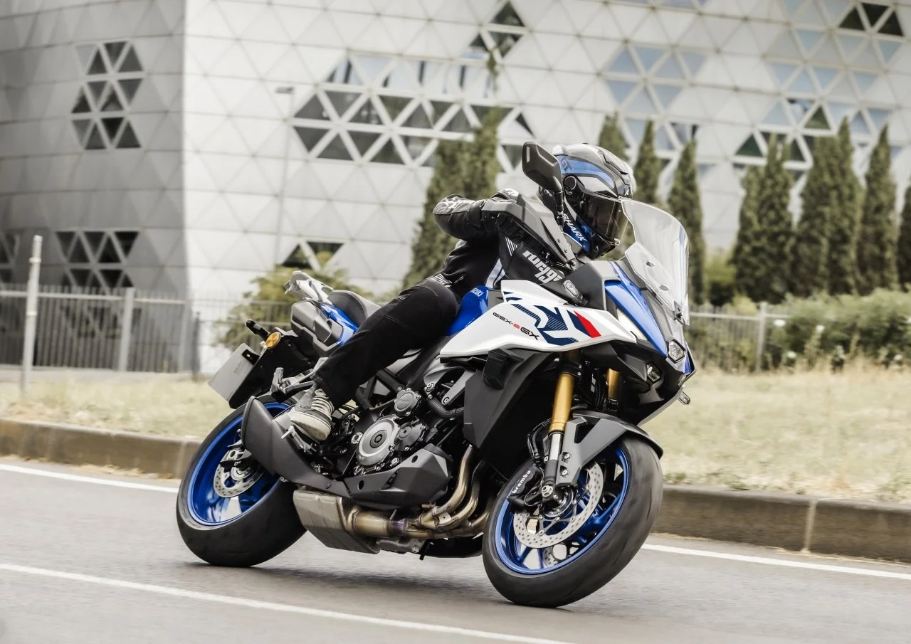 GSX-S1000GX_M6_Action_02_dl_1280.jpg