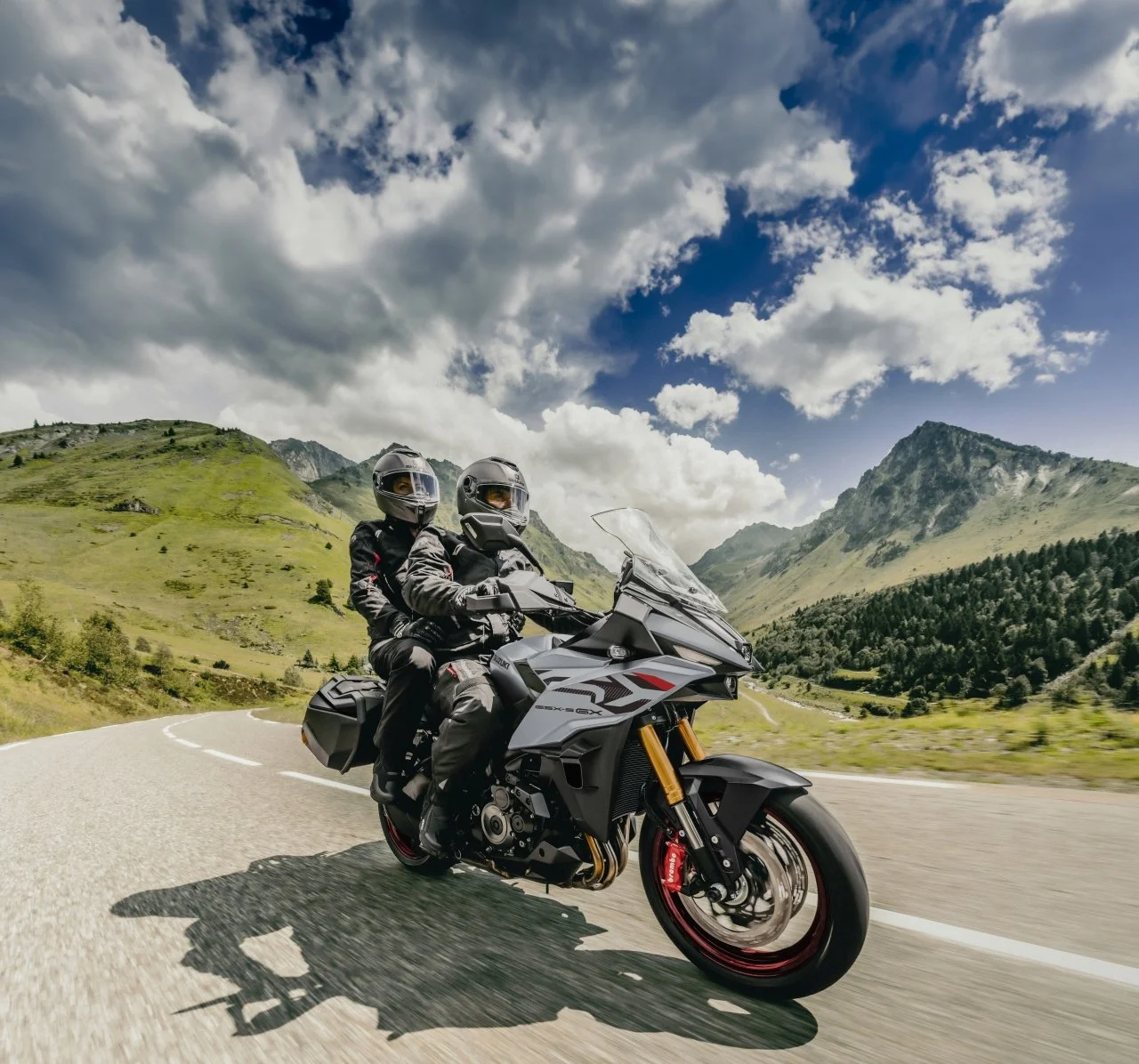 GSX-S1000GX_M6_Action_08_dl_1280.jpg