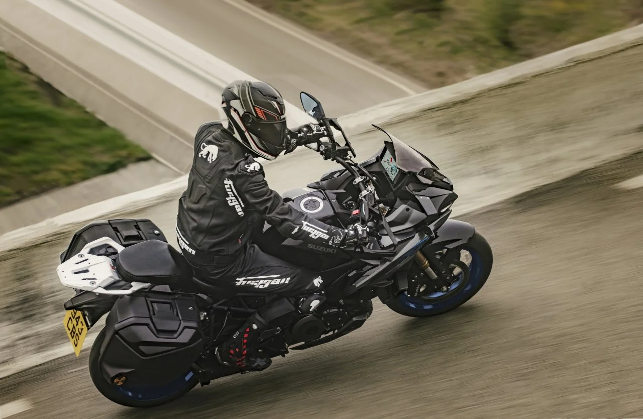 GSX-S1000GX_M6_Action_10_dl_1280.jpg