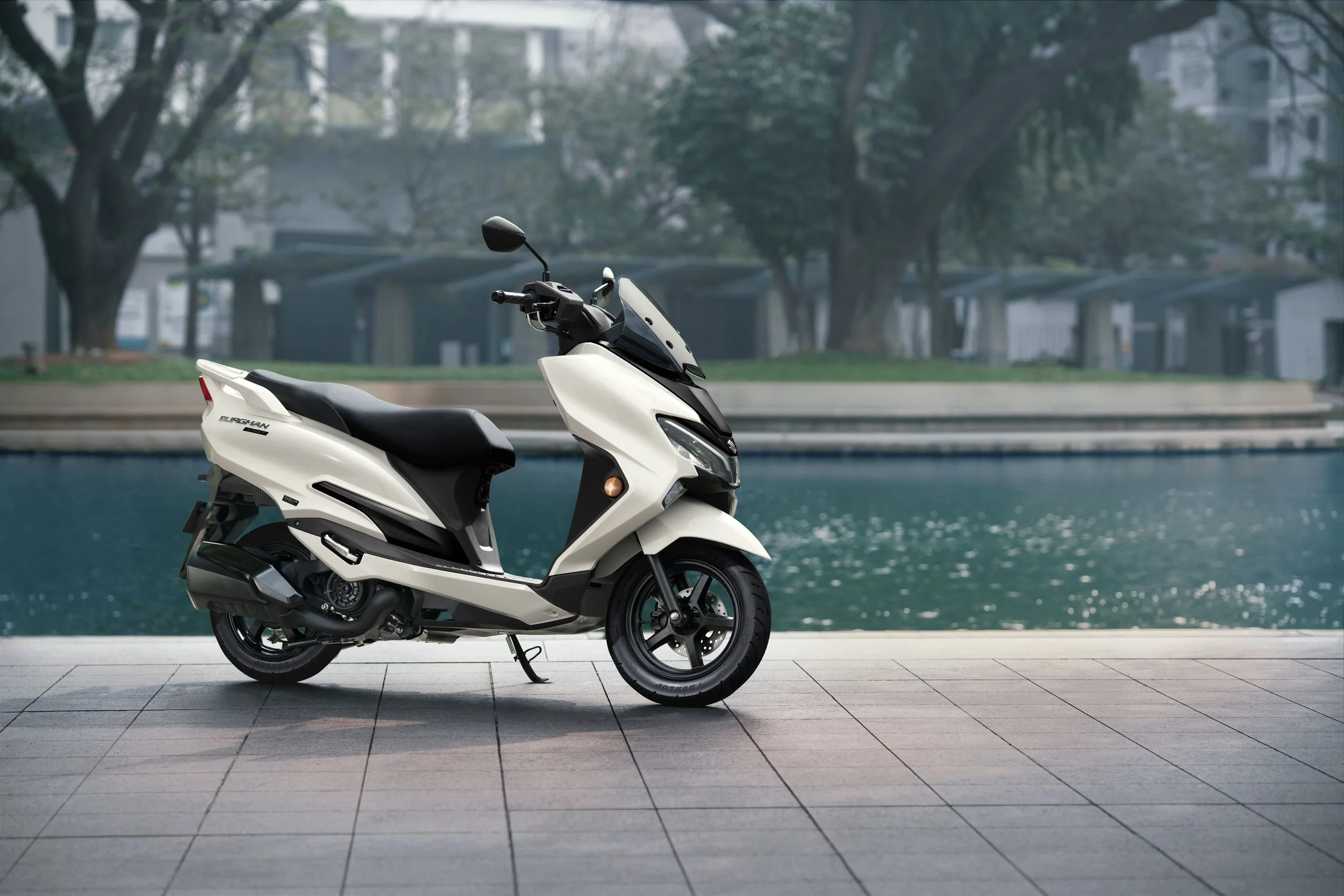 BURGMAN_STREET_125_M7_action02.jpg