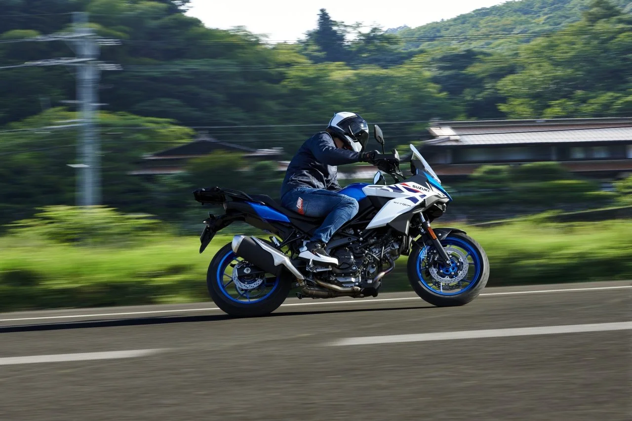 SV650GXRQM7_action_84_dl_1280.jpg