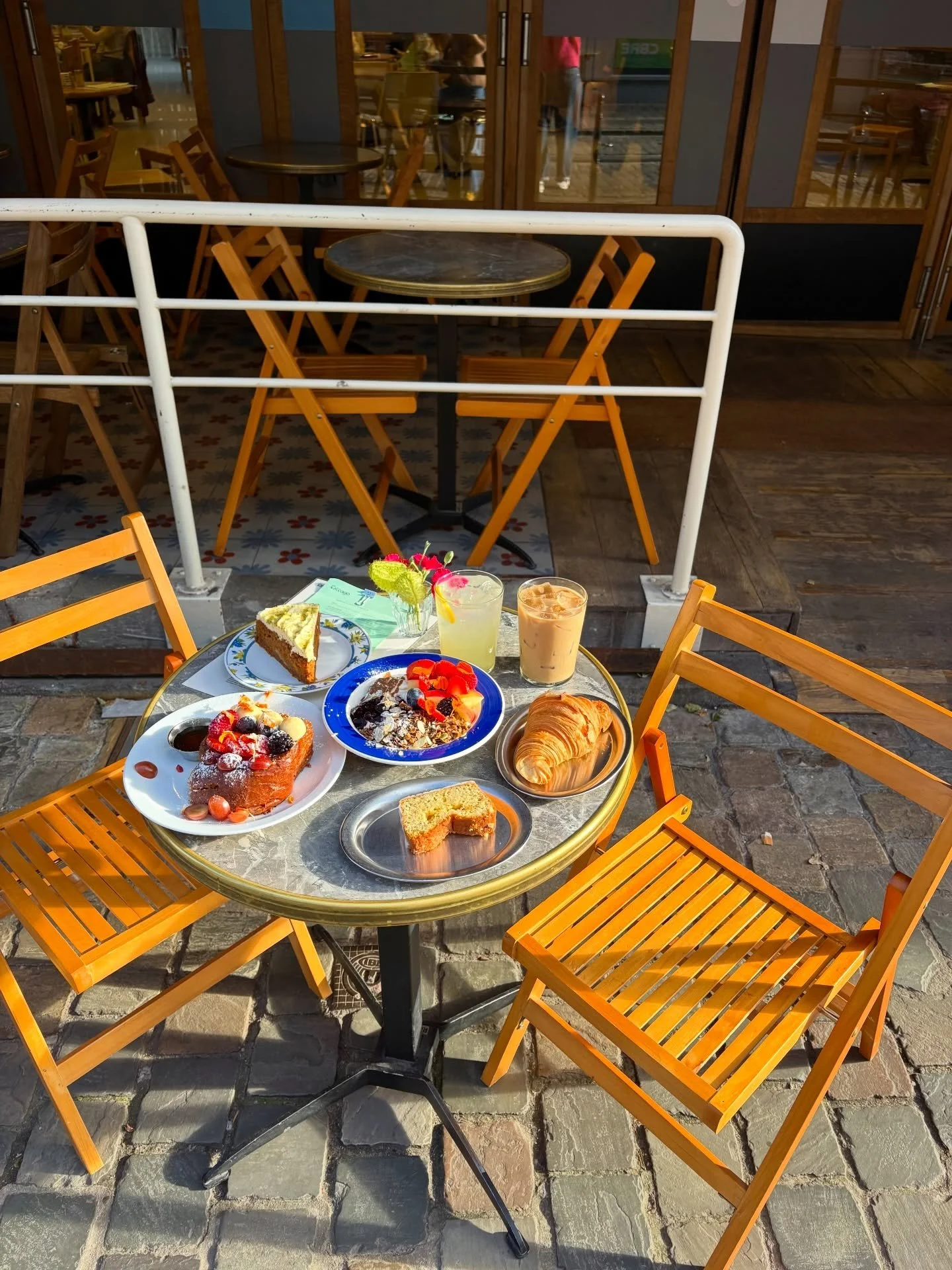 your table is waiting🫶🏻 #brunchspot #brusselscoffee #coffeshop