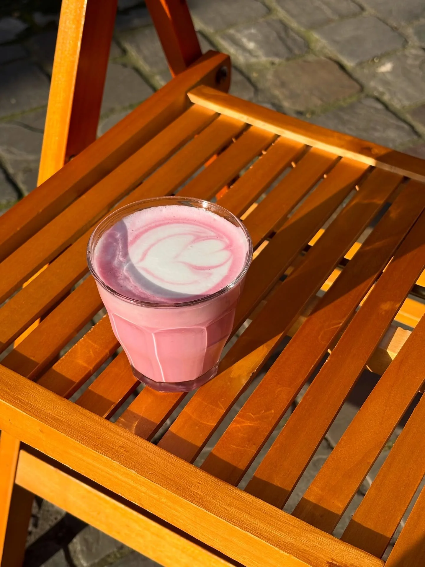 Good news ! Serving our new favorite Raspberry latte all month 💓✨

📍Chicago Brussels  Rue de flandre 45
Kitchen 9-3pm (2:30 weekdays)
Coffee 9-4pm 
-

#raspberrylatte #moonmilk