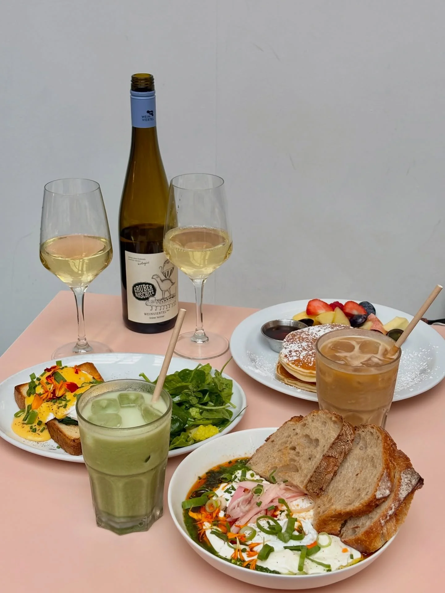 Brunch but make it classy⭐️

📍Chicago Brussels  Rue de flandre 45
Kitchen 9-3pm (2:30 weekdays)
Coffee 9-4pm 
-
#brunch #wine #saturday