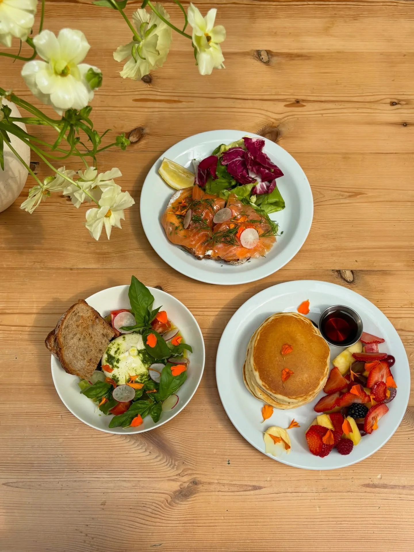 Seasonal plates🌼

📍Chicago Brussels 
Rue de flandre 45
Kitchen 9-3pm (2:30 weekdays)
Coffee 9-4pm 
-
#brusselsfood #lunch