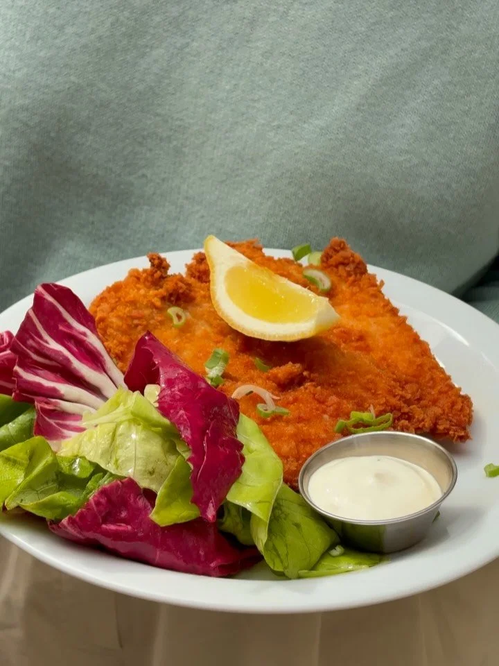 Crispy chicken, garden-fresh salad, and a dip you&rsquo;ll love 🤍 Our lunch specials never dissapoint 

📍Chicago Brussels 
Rue de flandre 45
Kitchen 9-3pm (2:30 weekdays)
Coffee 9-4pm 
-

#brusselsfood #brunchspots